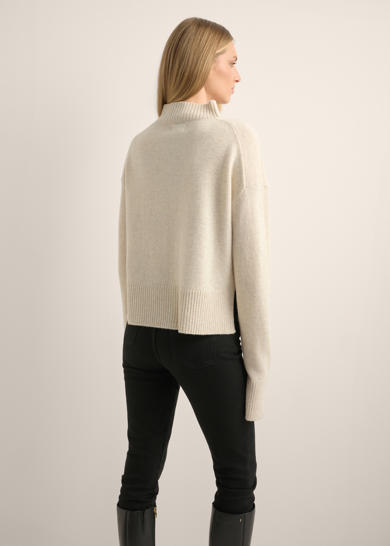 Jasnobeżowy sweter damski z wełny SWEDT-0244-1A(Z26)