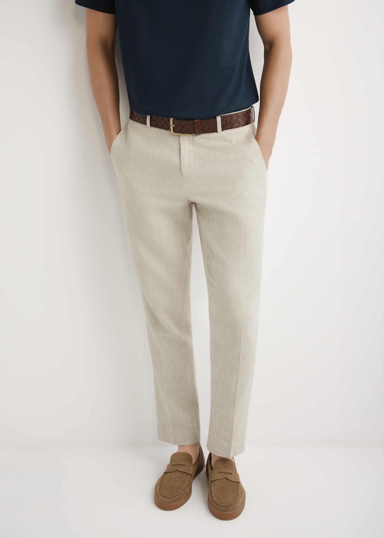 Чоловічі бежеві штани-костюми в ялинку SPOMT-0117-1B(W26), вигляд виробу спереду на моделі. Видно половину силуету.