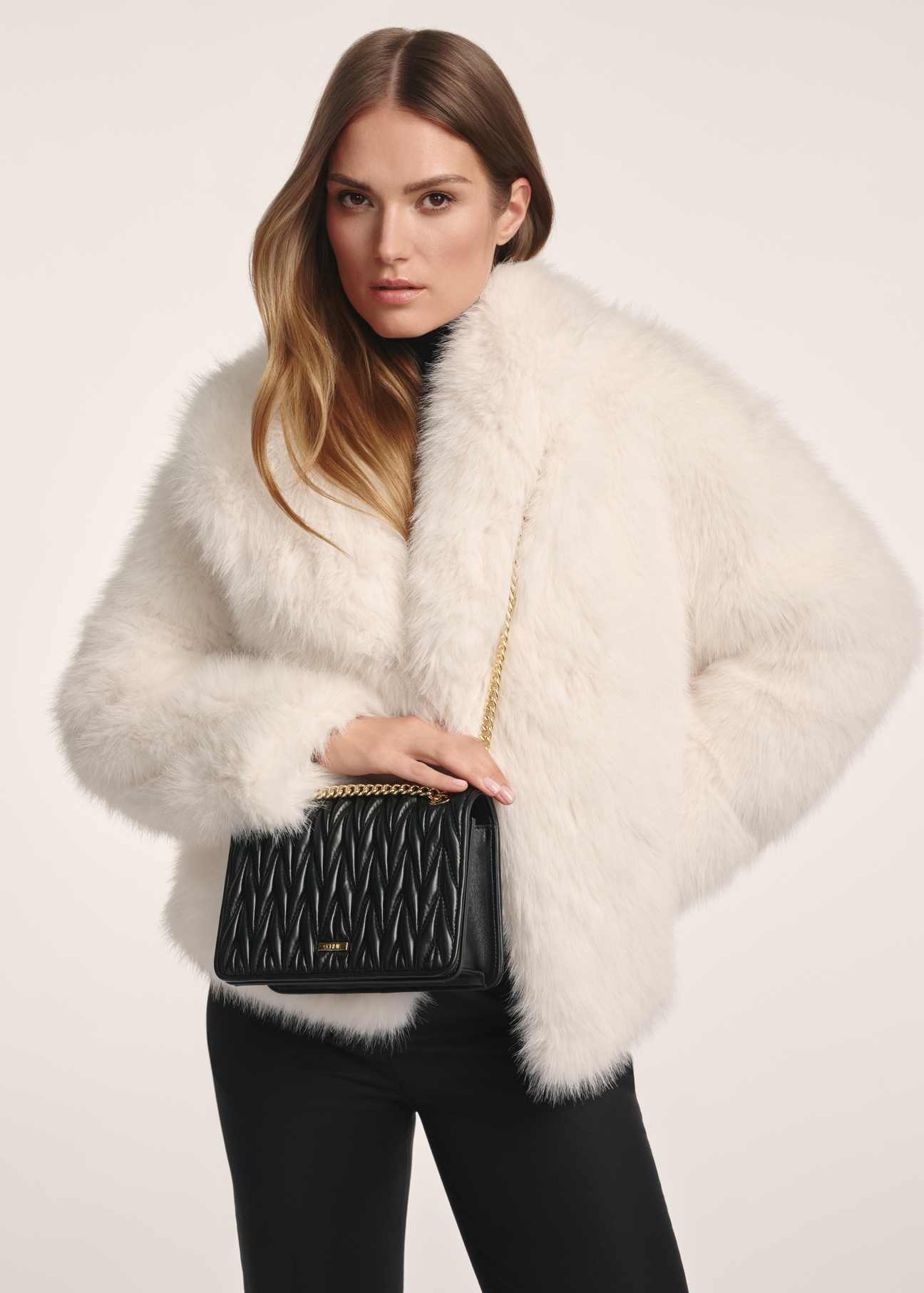 Чорна жіноча сумка на ланцюжку TOREC-1102-99(Z25), вигляд виробу на моделі. Видно половину силуету.