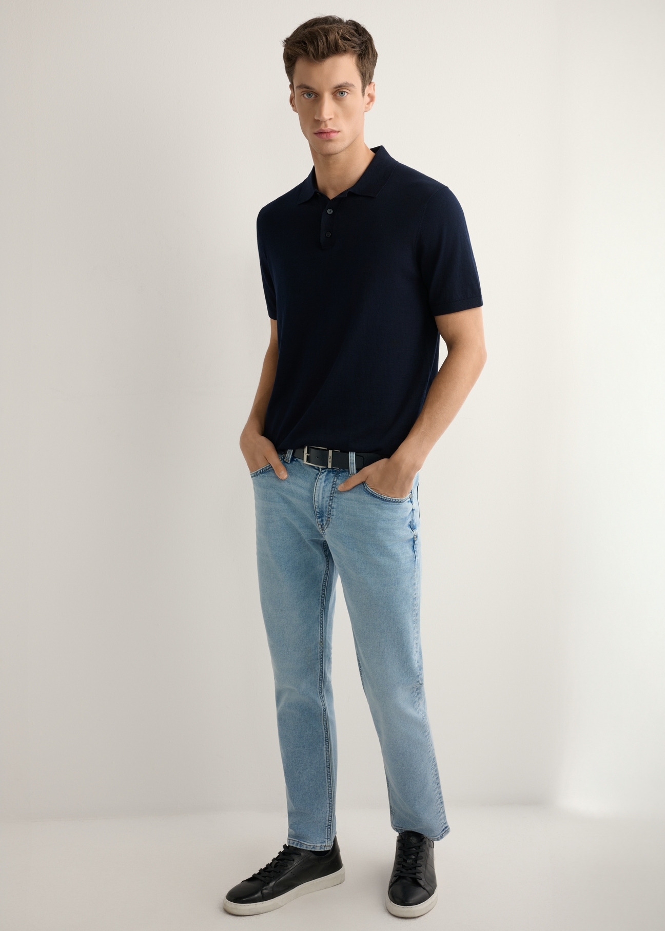 Чоловічі сині джинси JEAMT-0021-7B(W26), вигляд виробу спереду на моделі. Видно повний силует.