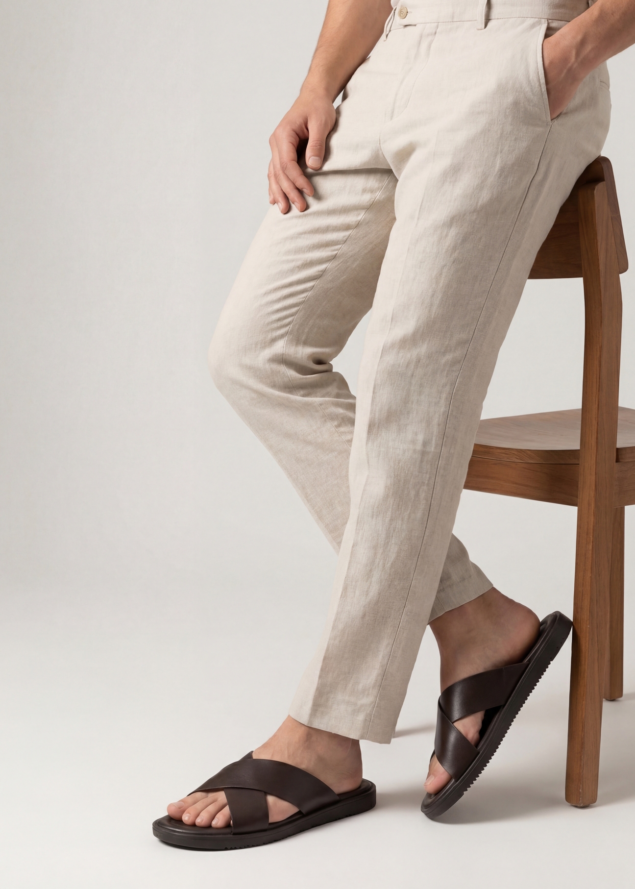 Чоловічі темно-коричневі шкіряні шльопанці BUTYM-0536-1I(W26), вигляд виробу збоку на ногах моделі.