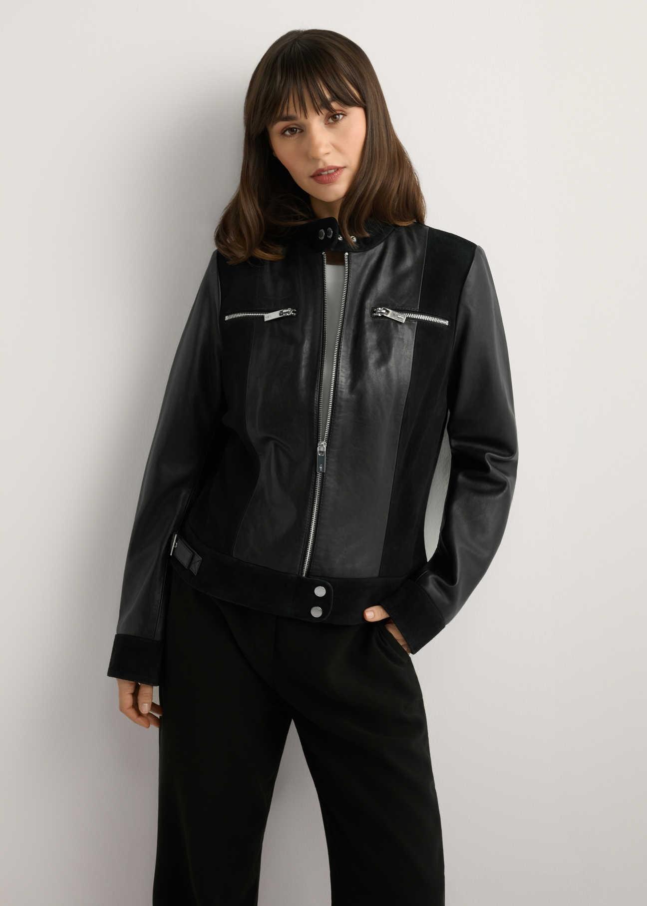 Жіноча чорна шкіряна куртка KURDS-0587-99(W26), вигляд виробу спереду на моделі. Видно половину силуету.