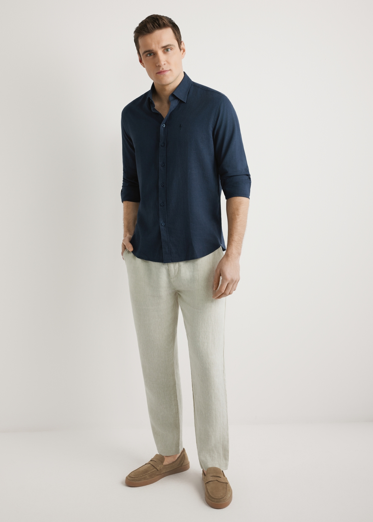 Чоловічі бежеві лляні штани SPOMT-0119-1B(W26), вигляд виробу спереду, на моделі, на світлому фоні. Видно повний силует.