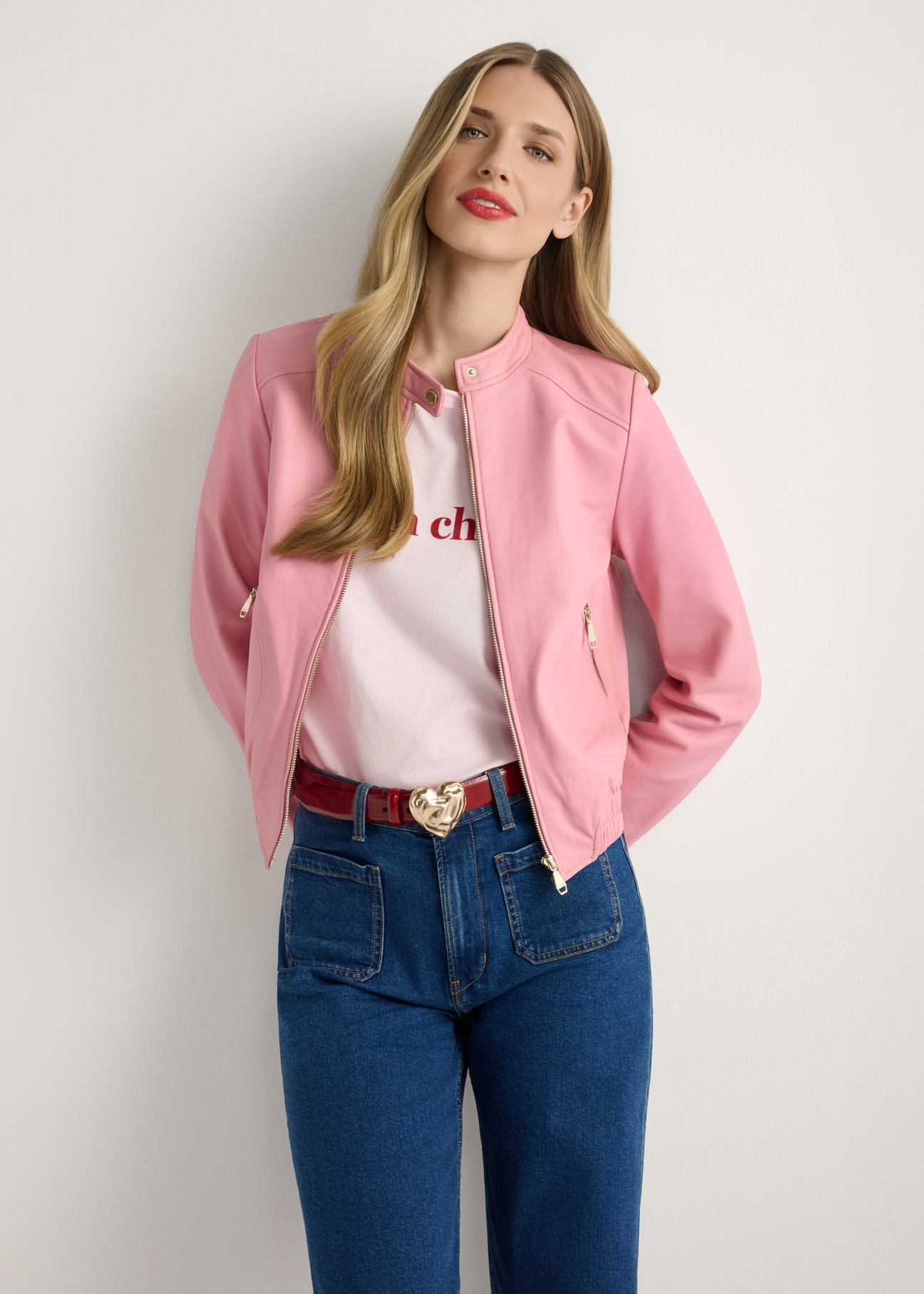 Жіноча рожева шкіряна куртка KURDS-0575-5B(W26), вигляд виробу спереду на моделі. Видно половину силуету.