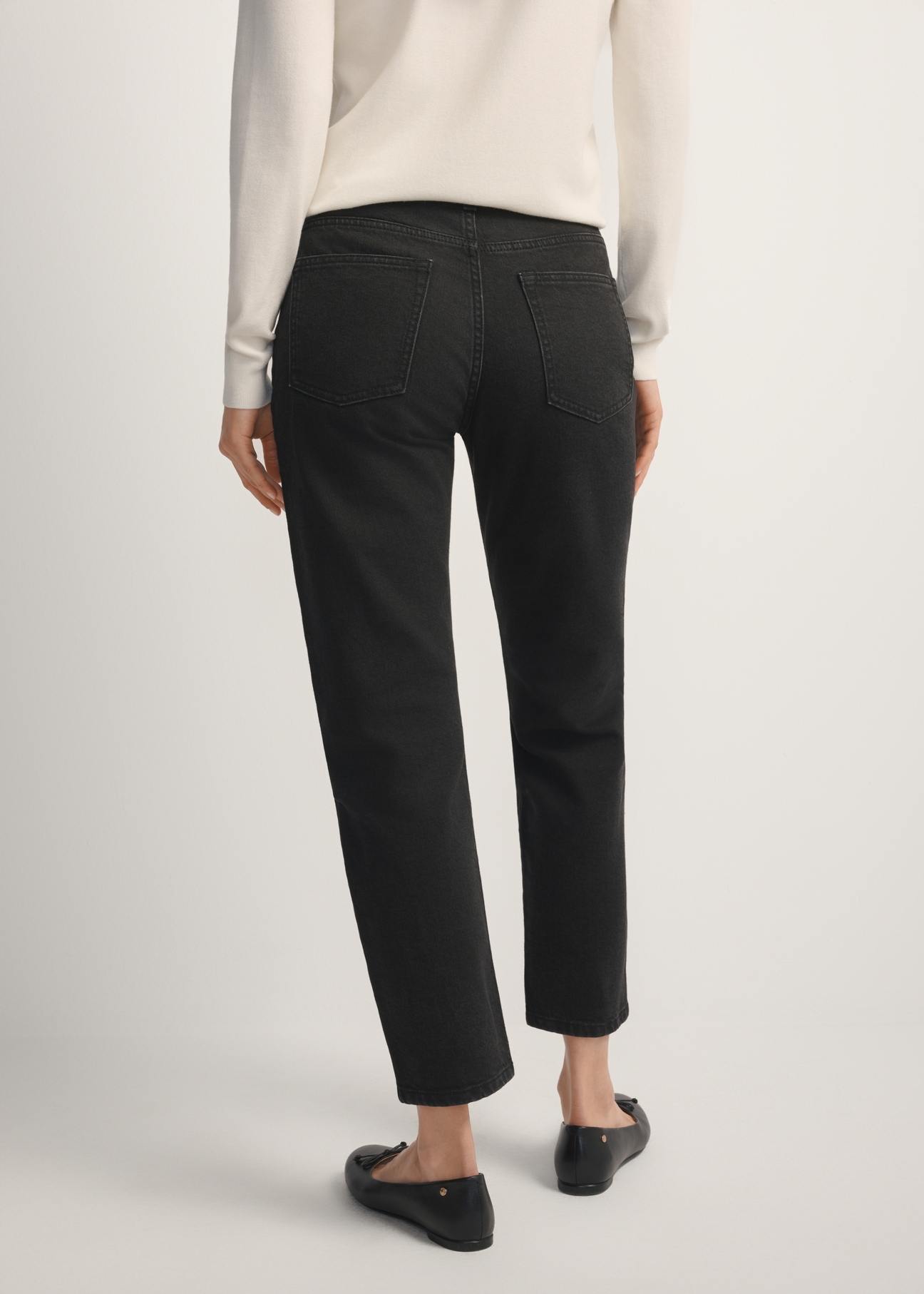 Жіночі чорні джинси JEADT-0011-99(W26), вигляд виробу ззаду на моделі. Видно половину силуету.