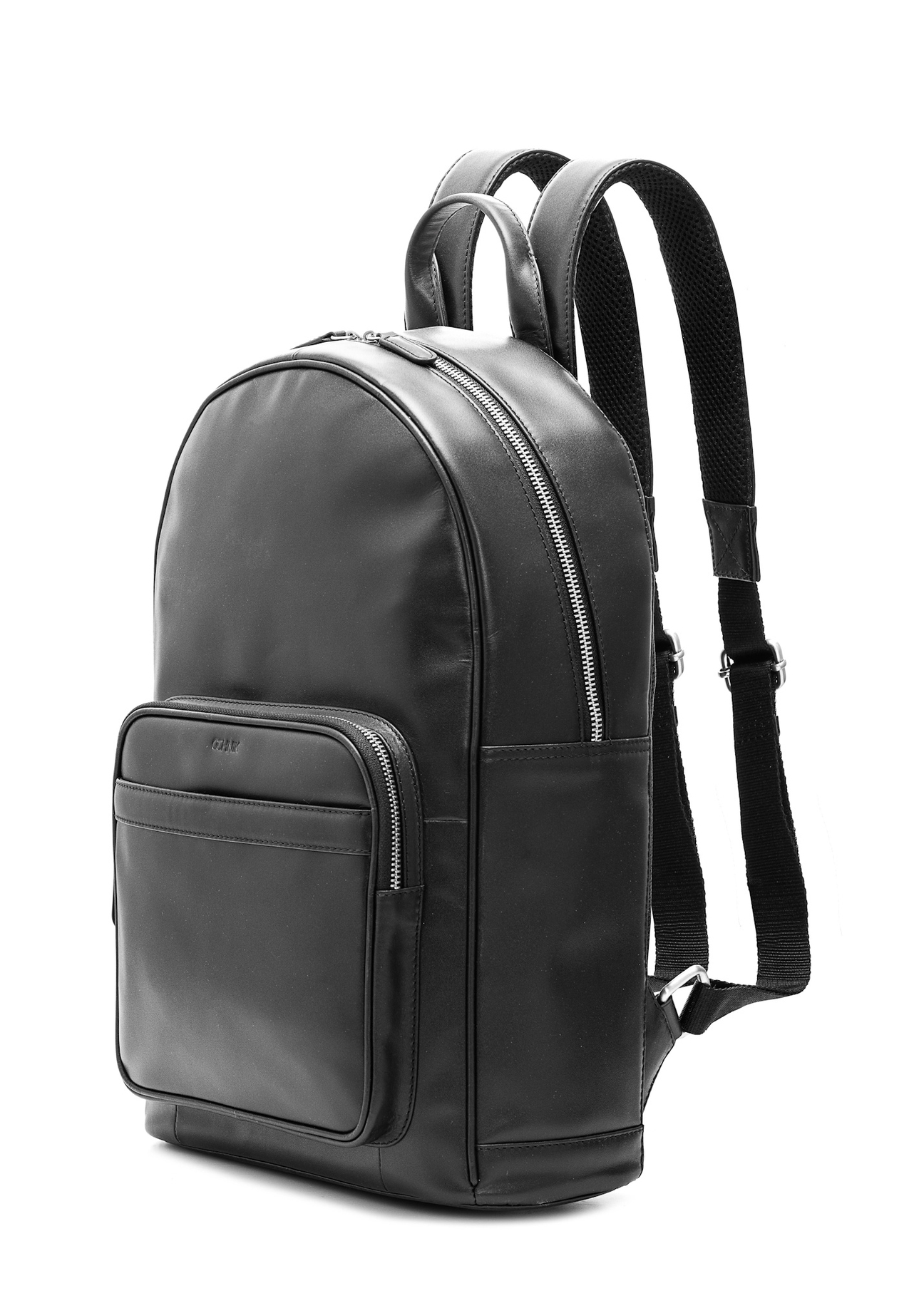 Чоловічий чорний шкіряний рюкзак TORMS-0472-99(Z25), діагональний вигляд виробу на білому тлі.