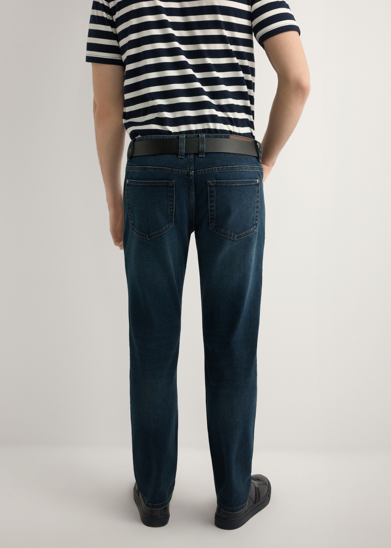 Чоловічі темно-сині джинсові штани JEAMT-0022-7C(W26), вигляд виробу зі спини на моделі. Видно половину силуету.