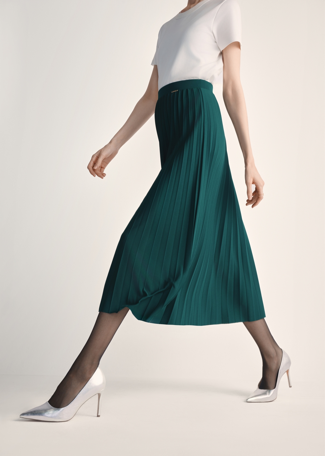 Срібні шкіряні жіночі туфлі на високих підборах BUTYD-1131-92(Z25), вигляд виробу збоку на ногах моделі на світлому фоні.