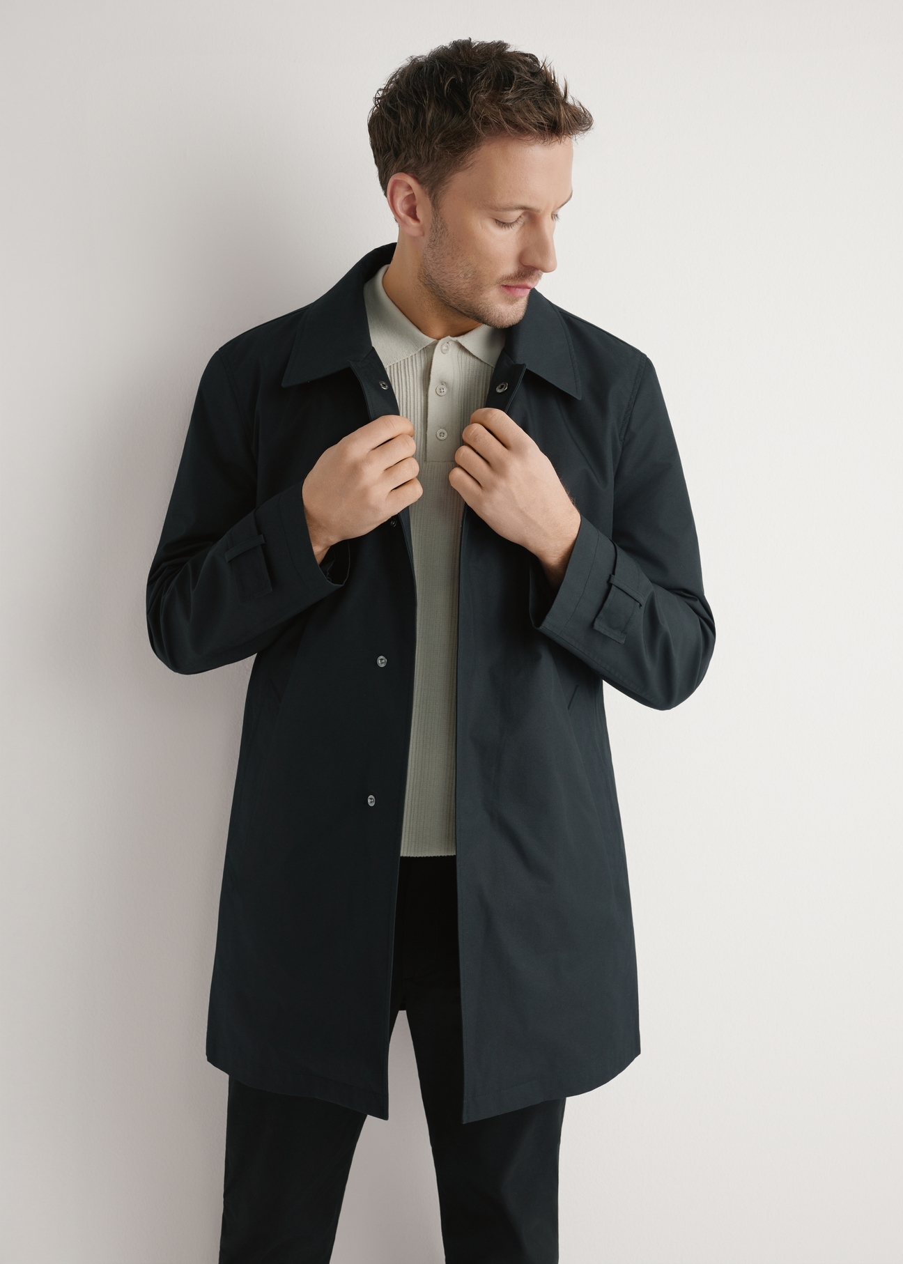 Чоловіча чорна утеплена куртка KURMT-0408-99(W26), вигляд виробу спереду на моделі. Видно половину силуету.