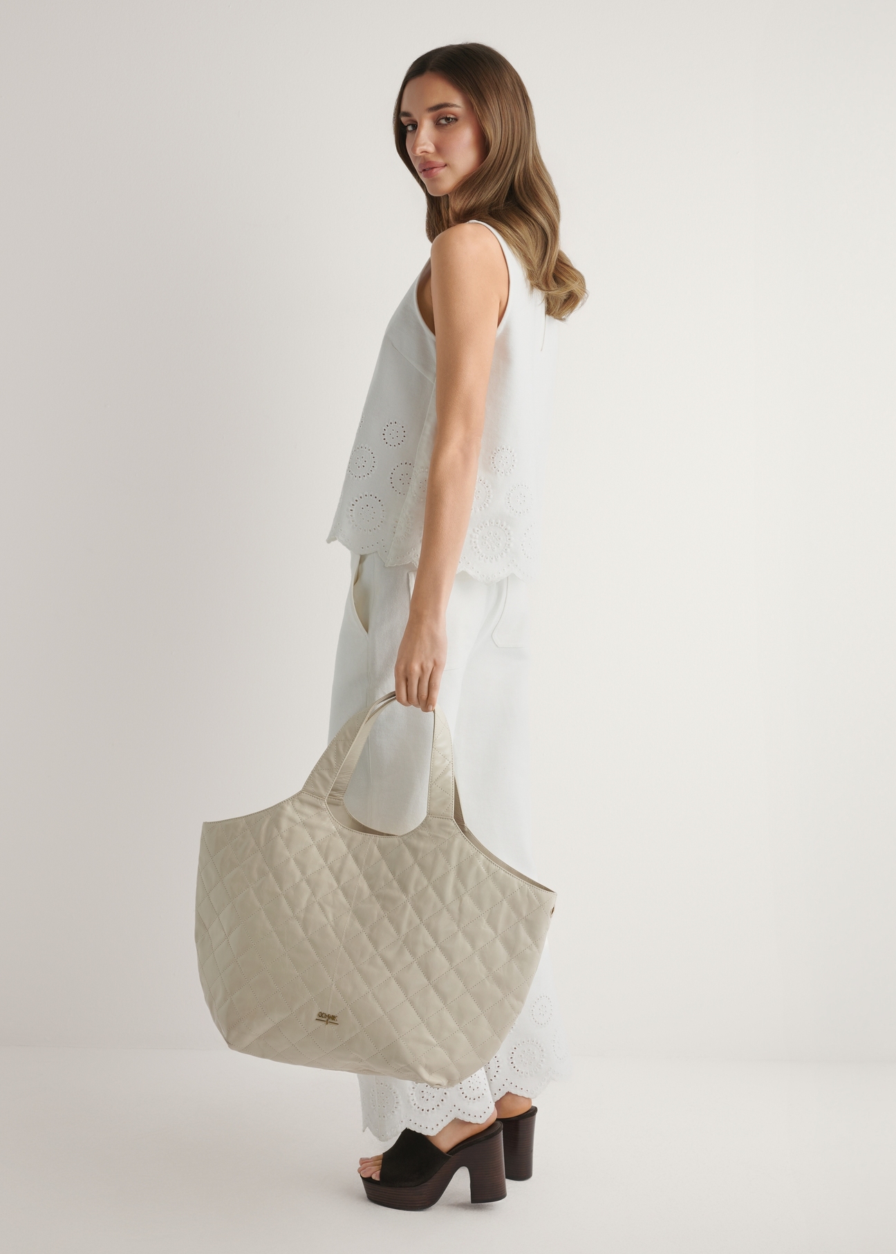 Велика стьобана шкіряна жіноча сумка TORES-1306-0B(W26), вигляд виробу спереду в руці моделі.