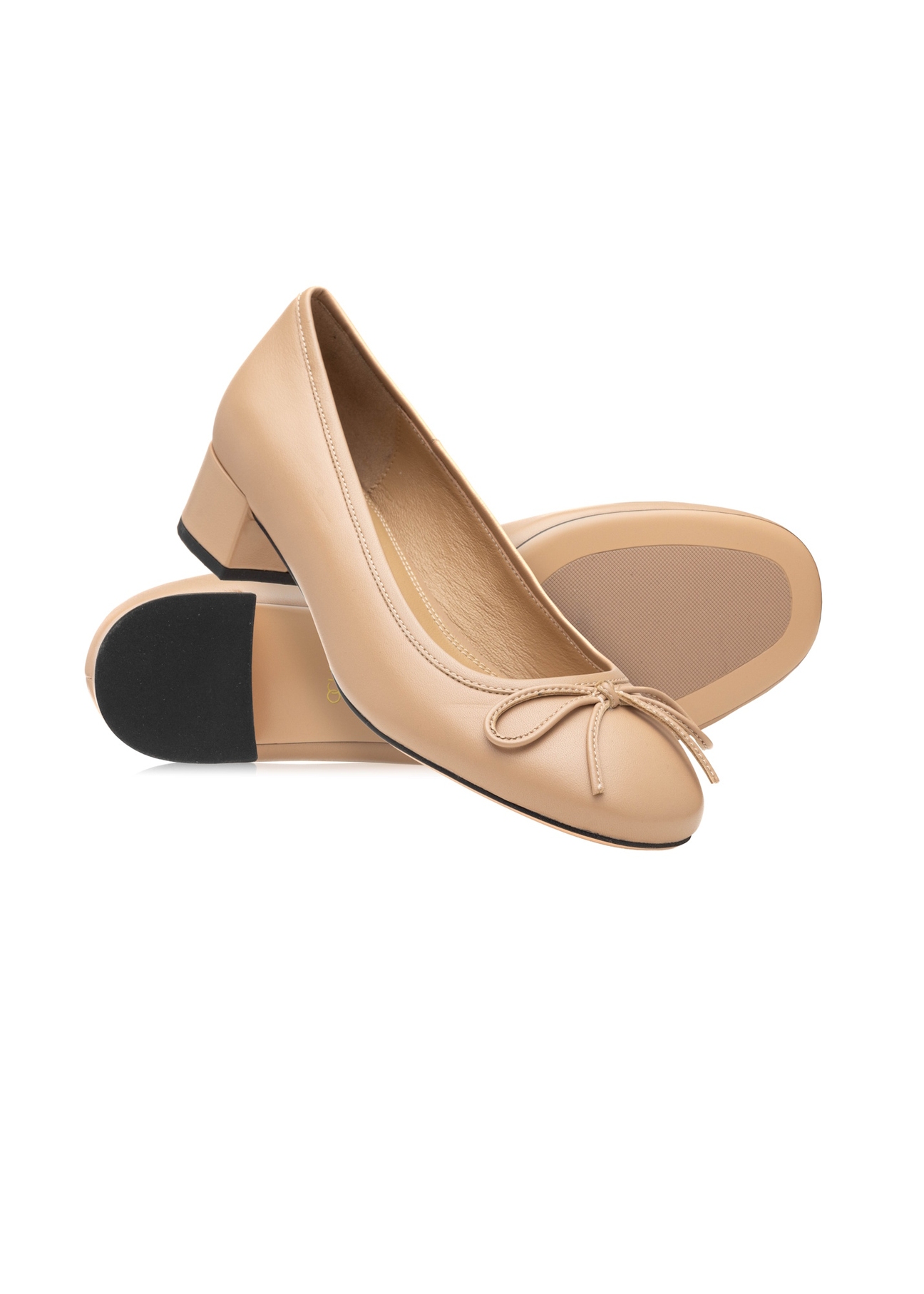 Бежеві шкіряні жіночі туфлі-човники BUTYD-1239-1B(W26), діагональний вигляд виробу на білому тлі.