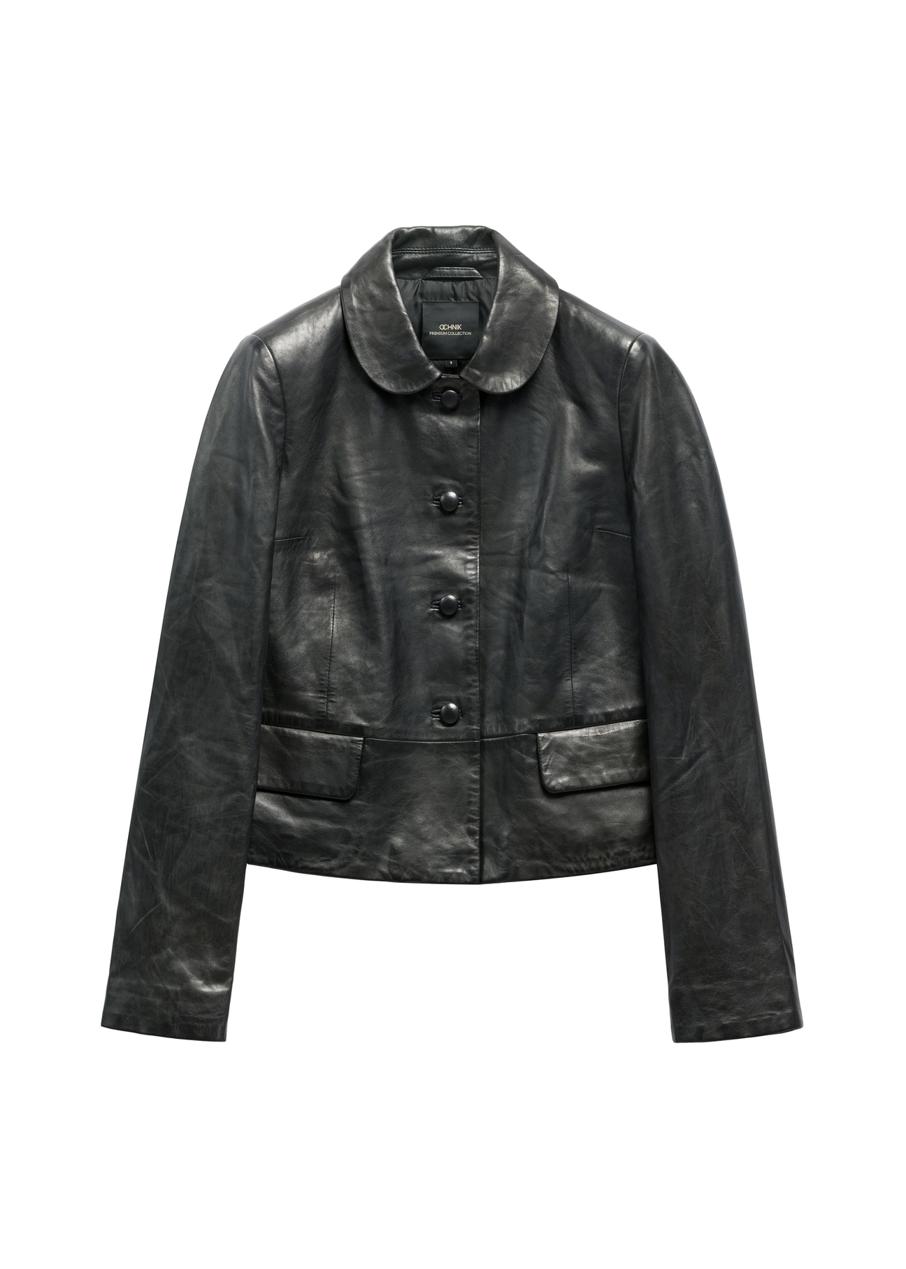 Чорна коротка жіноча шкіряна куртка KURDS-0598-99(W26), вигляд виробу спереду на білому тлі.