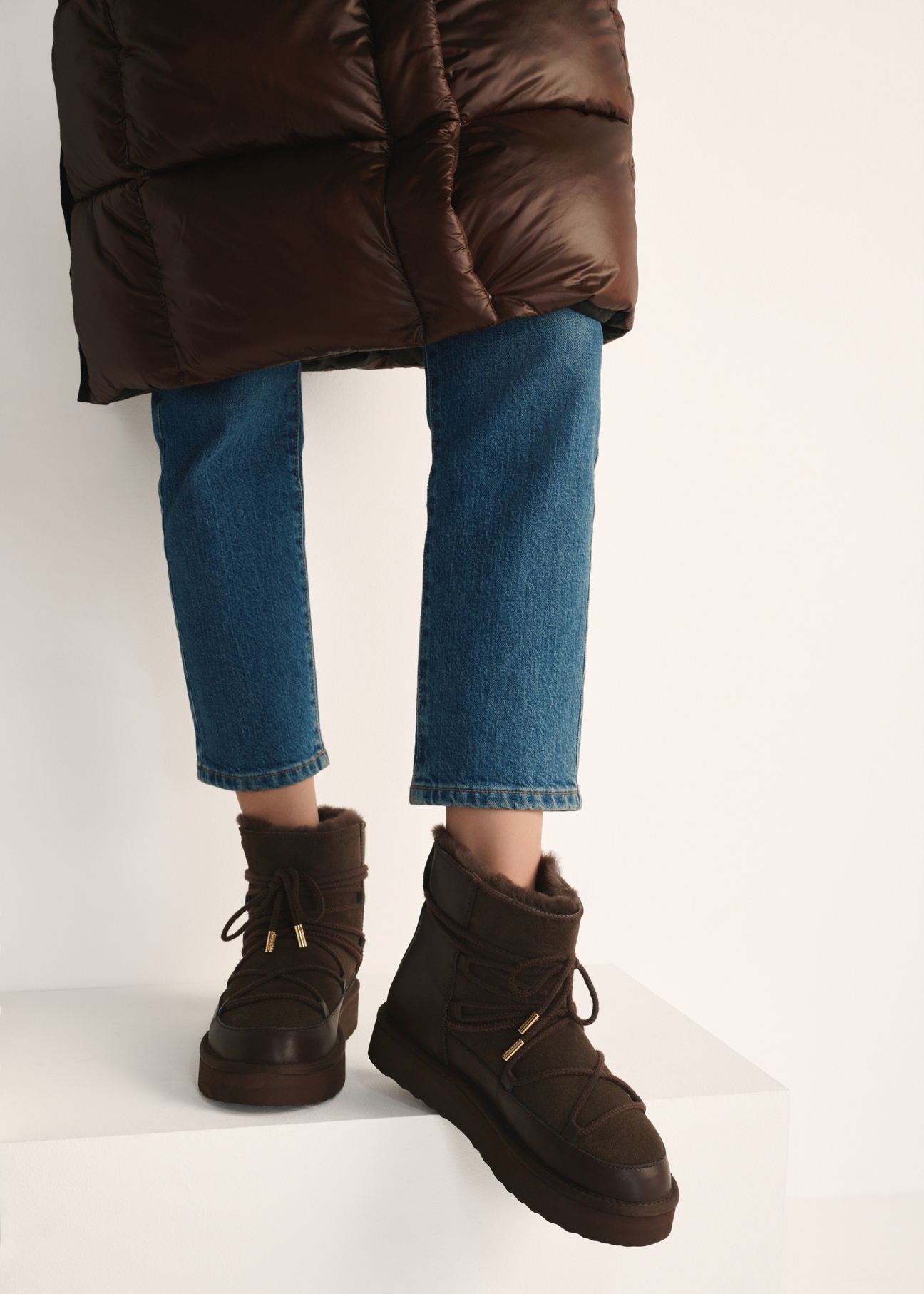 Жіночі шоколадні снігові чоботи BUTYD-1221-89(Z25), вигляд виробу спереду на ногах моделі.