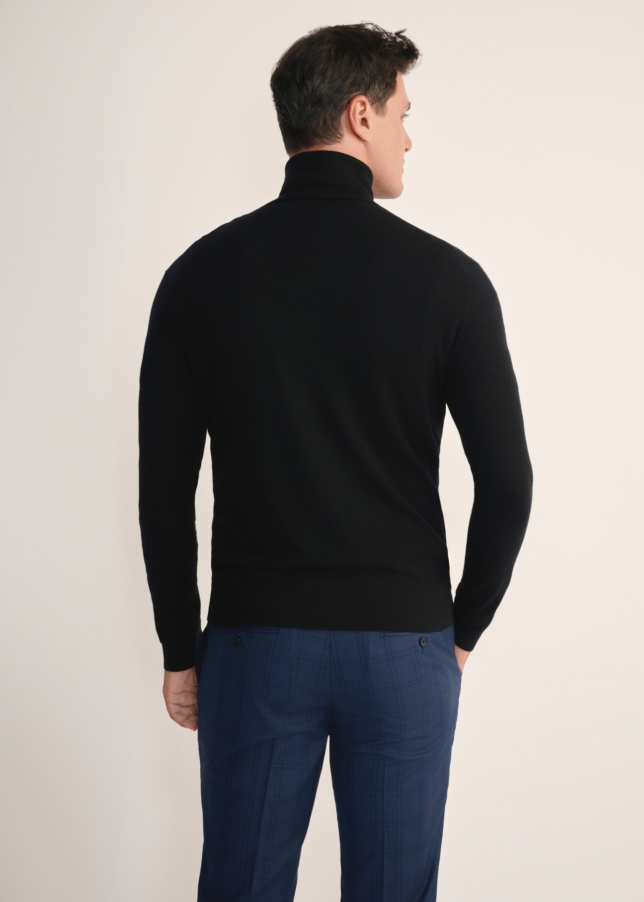 Чоловічий чорний светр з високим коміром SWEMT-0185-99(Z25), вигляд виробу ззаду на моделі. Видно половину силуету.