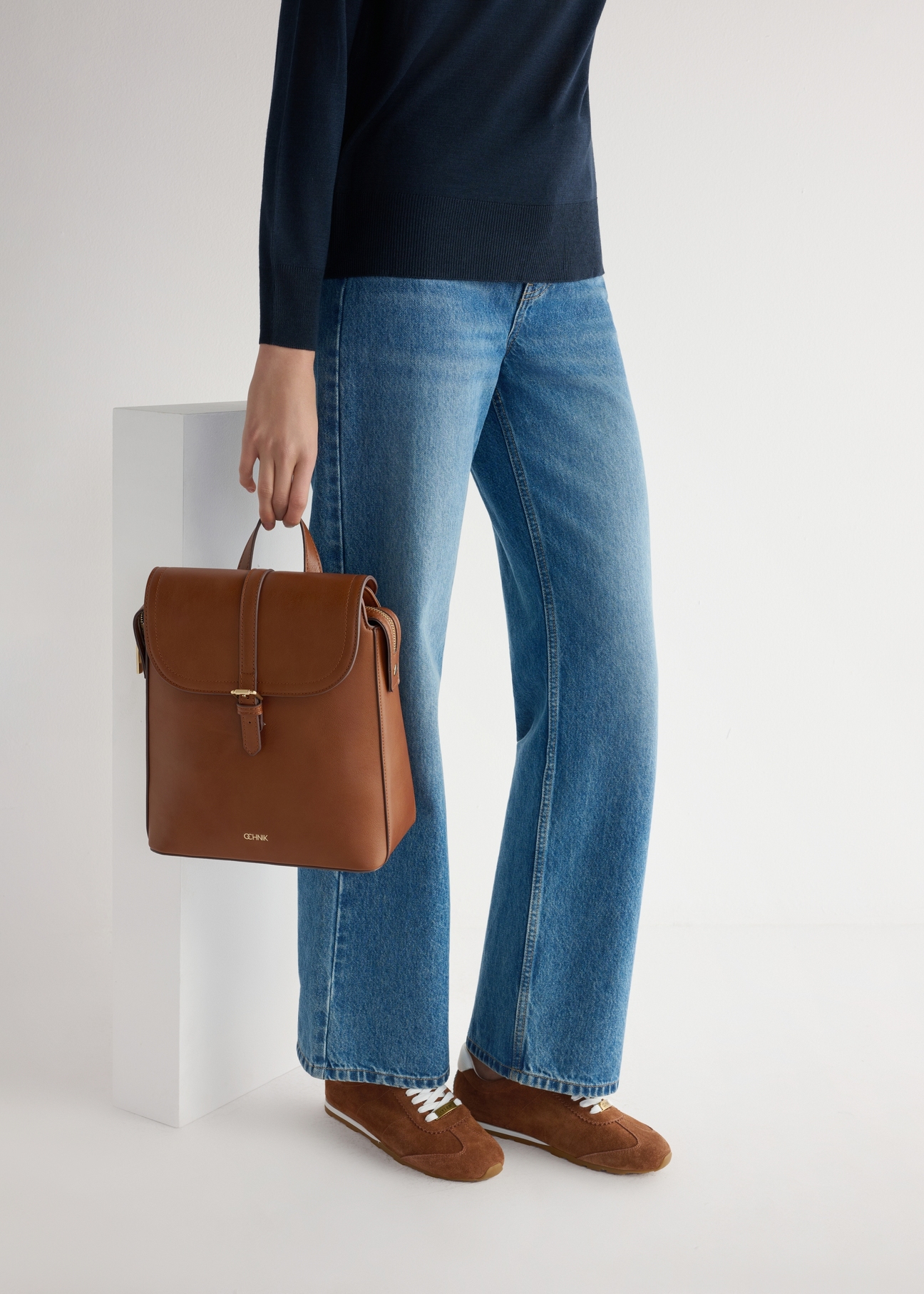 Жіноче замшеве взуття кольору верблюжої шкіри BUTYD-1276-1D(W26), вигляд виробу збоку на ногах моделі.