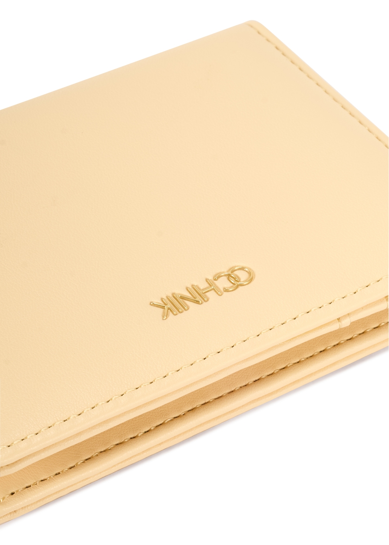 Маленький світло-жовтий жіночий гаманець POREC-0415-2A(W26), крупний план деталей виробу на білому тлі.