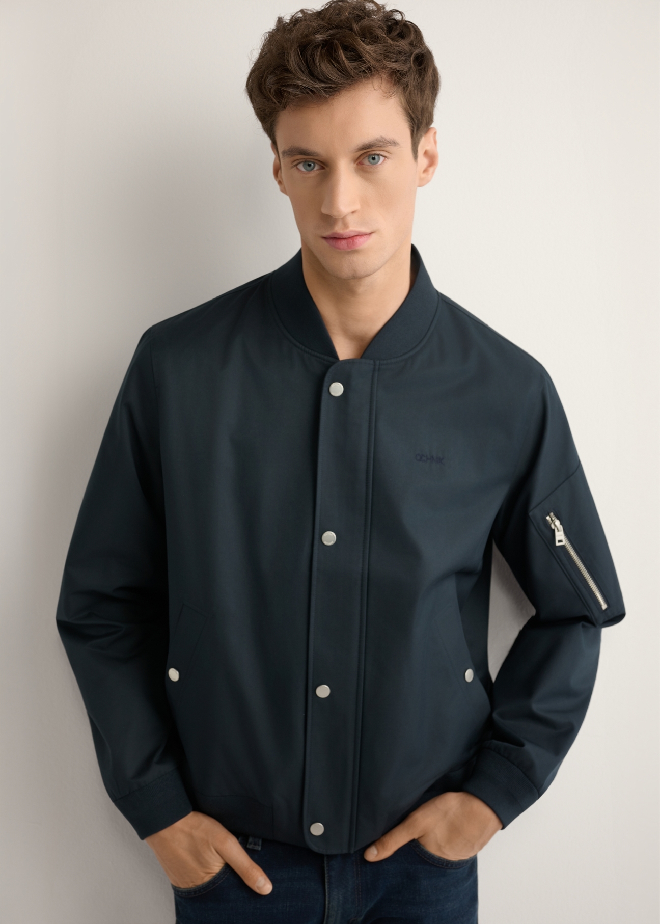 Чоловіча темно-синя перехідна куртка KURMT-0403-7D(W26), вигляд виробу спереду на моделі. Видно половину силуету.