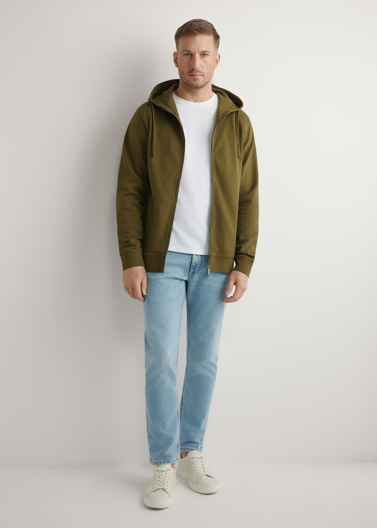 Чоловіча толстовка на блискавці кольору хакі BLZMT-0078-8D(W26), вигляд виробу спереду на моделі. Видно половину силуету.