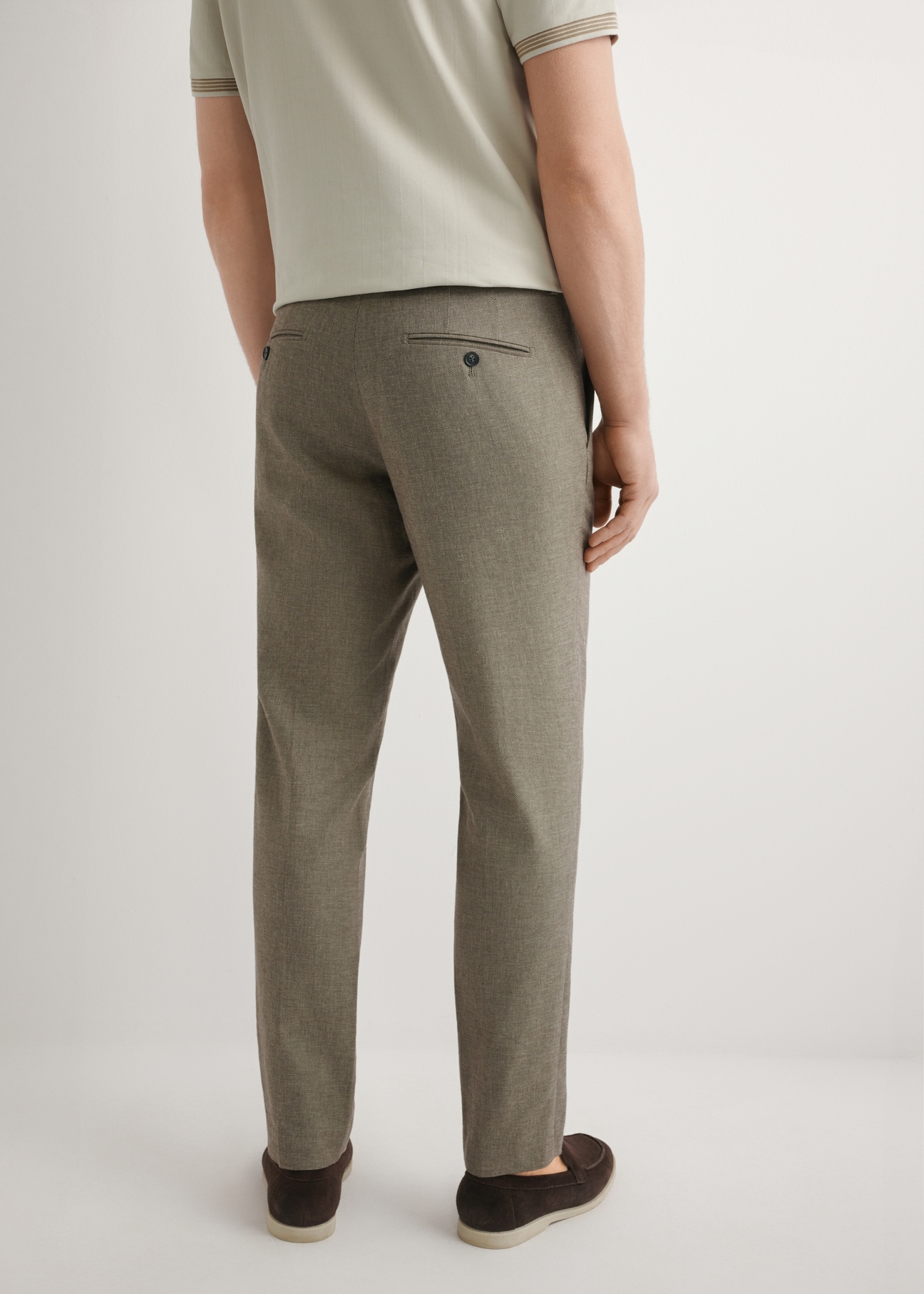 Чоловічі темно-коричневі костюмні штани SPOMT-0098-1I(W26), вигляд виробу зі спини на моделі. Видно половину силуету.