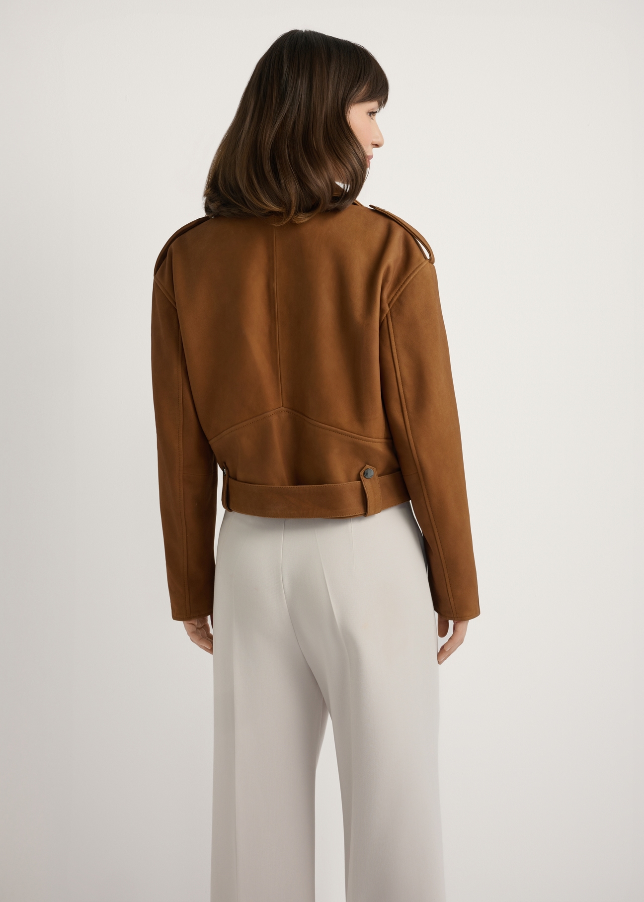 Шкіряна байкерська куртка коньячного кольору KURDS-0610-1F(W26), вигляд виробу ззаду на моделі. Видно половину силуету.