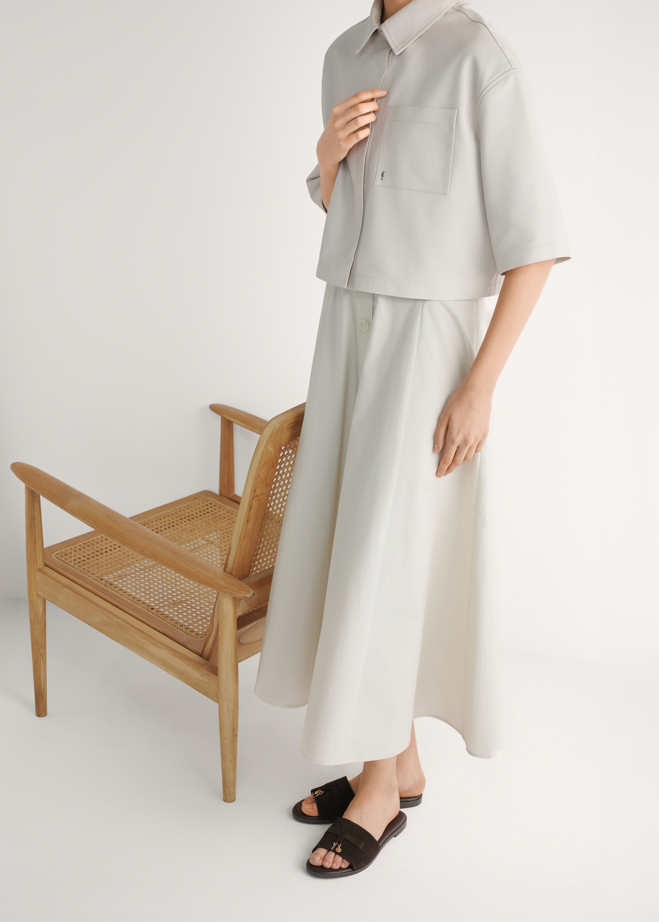 Жіночі замшеві шльопанці темно-коричневого кольору BUTYD-1255-1I(W26), вигляд виробу збоку на ногах моделі.