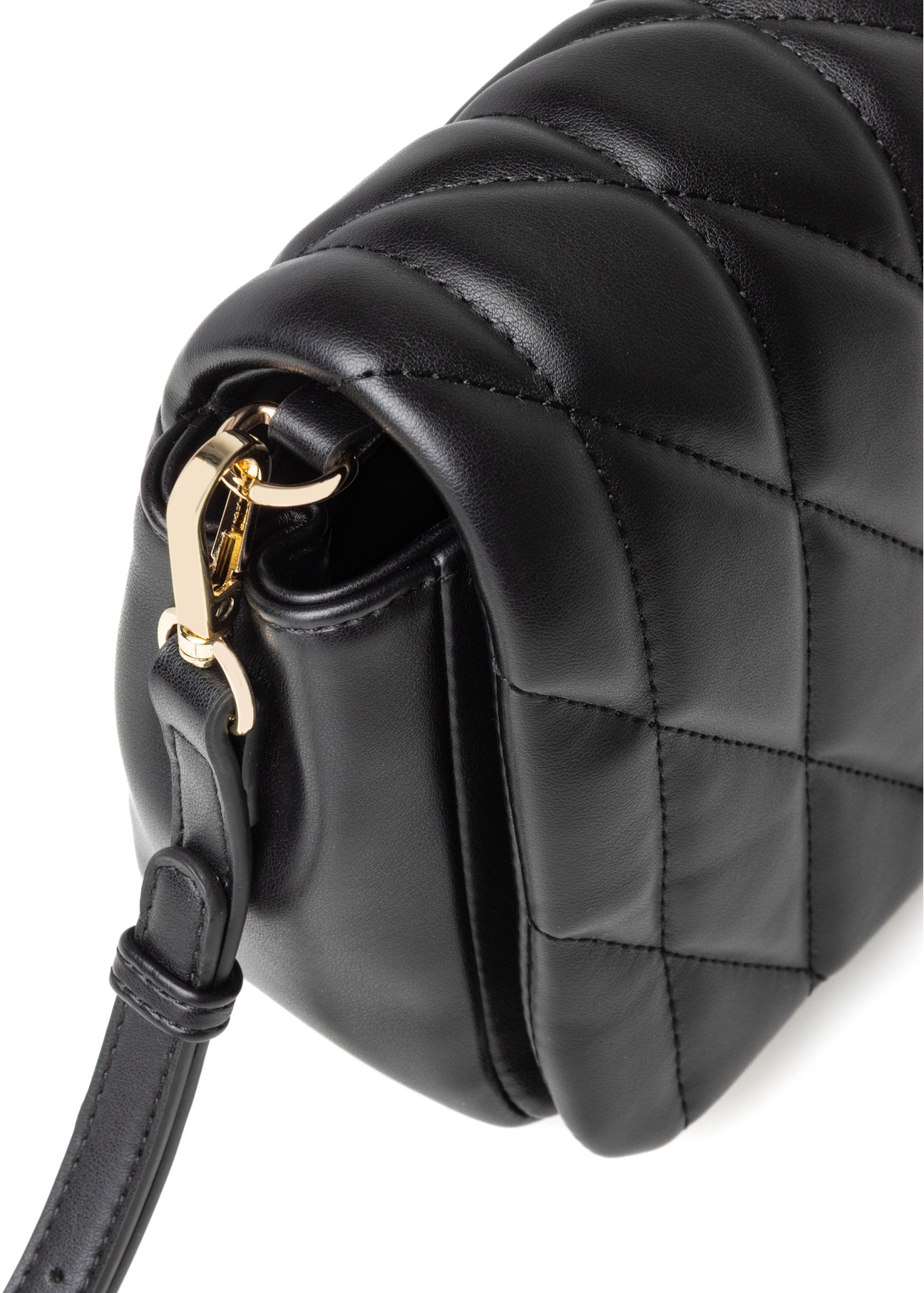 Чорна жіноча сумочка з прострочкою TOREC-1151-99(W26), крупний план деталі сумочки на білому фоні.