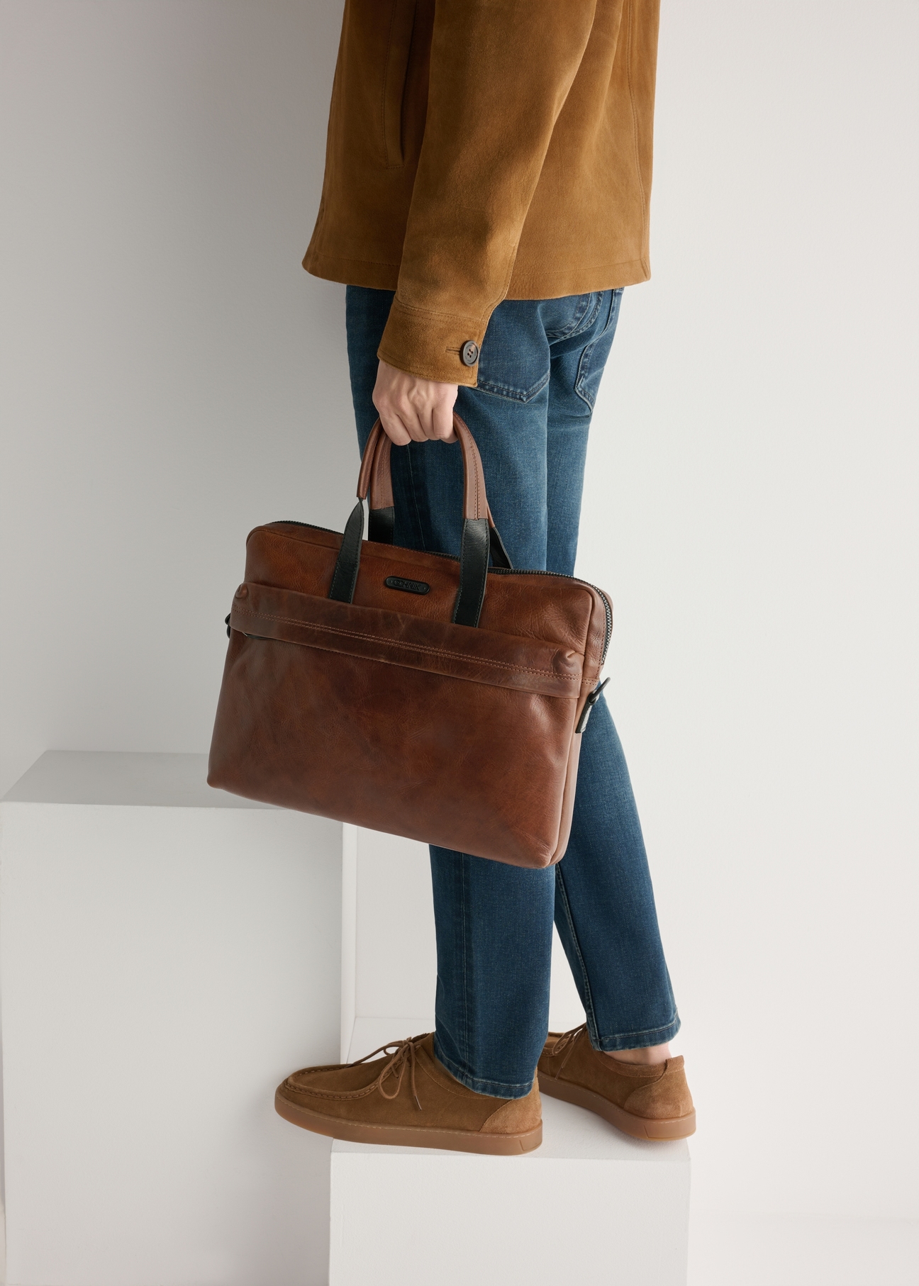 Чоловіче замшеве взуття BUTYM-0532-1D(W26), вигляд виробу збоку на ногах моделі, на світлому фоні.