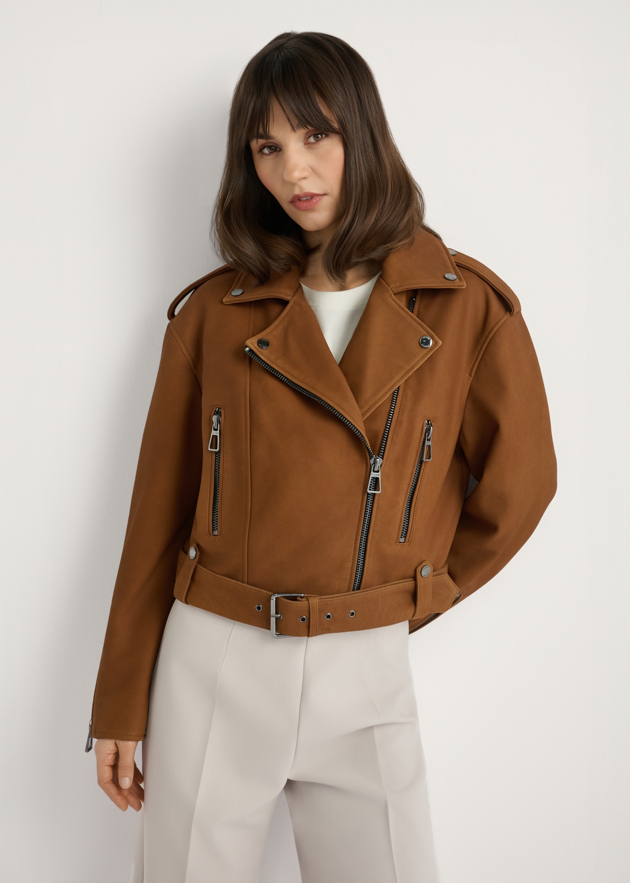 Шкіряна байкерська куртка коньячного кольору KURDS-0610-1F(W26), вигляд виробу спереду на моделі. Видно половину силуету.