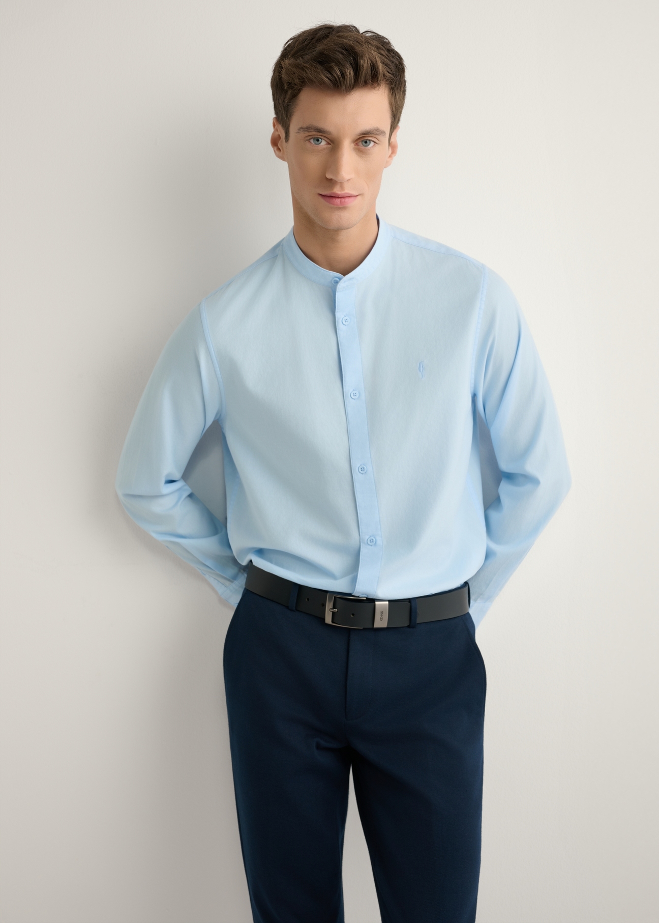 Світло-блакитна чоловіча бавовняна сорочка KOSMT-0326-7A(W26), вигляд виробу спереду на моделі. Видно половину силуету.