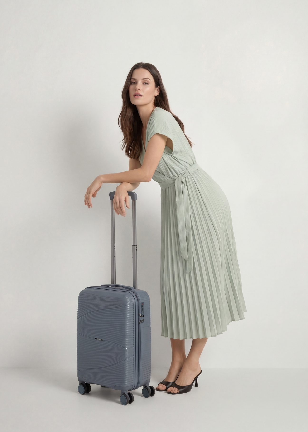 Маленька валіза на колесах WALPP-0021-9B-19(W26), діагональний вигляд виробу поруч із силуетом моделі.