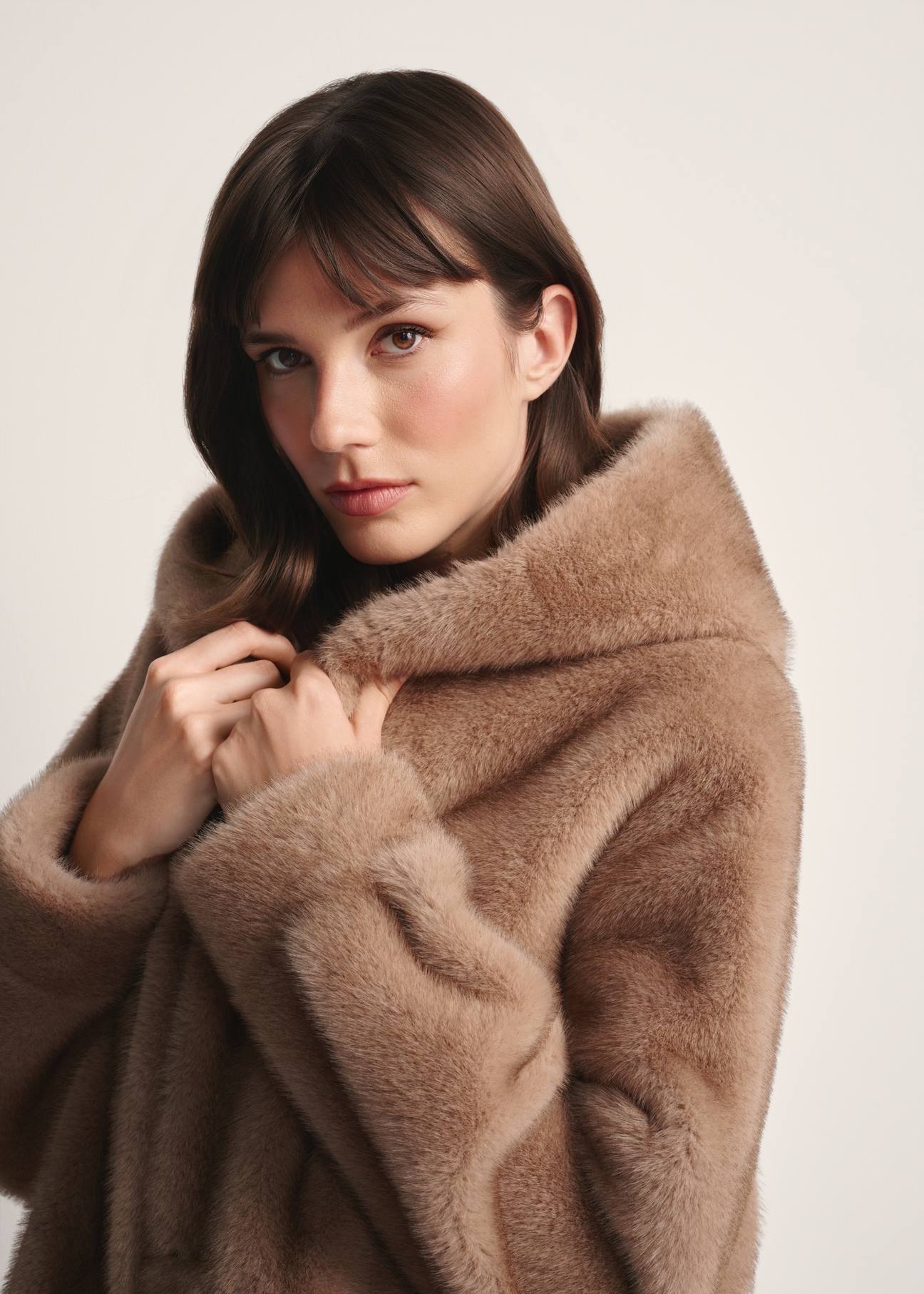 Бежева жіноча хутряна шуба з капюшоном FUTDP-0062-81(Z25), крупний план виробу на моделі.