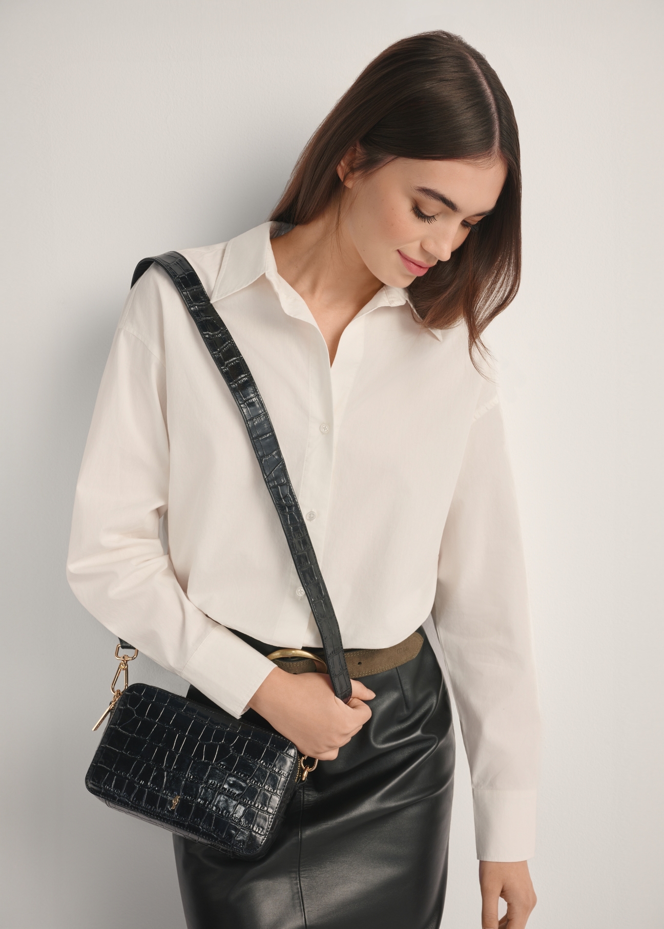 Маленька чорна шкіряна сумочка під крокодила TORES-1231-9G(W26), вигляд виробу на плечі моделі. Видно половину силуету.