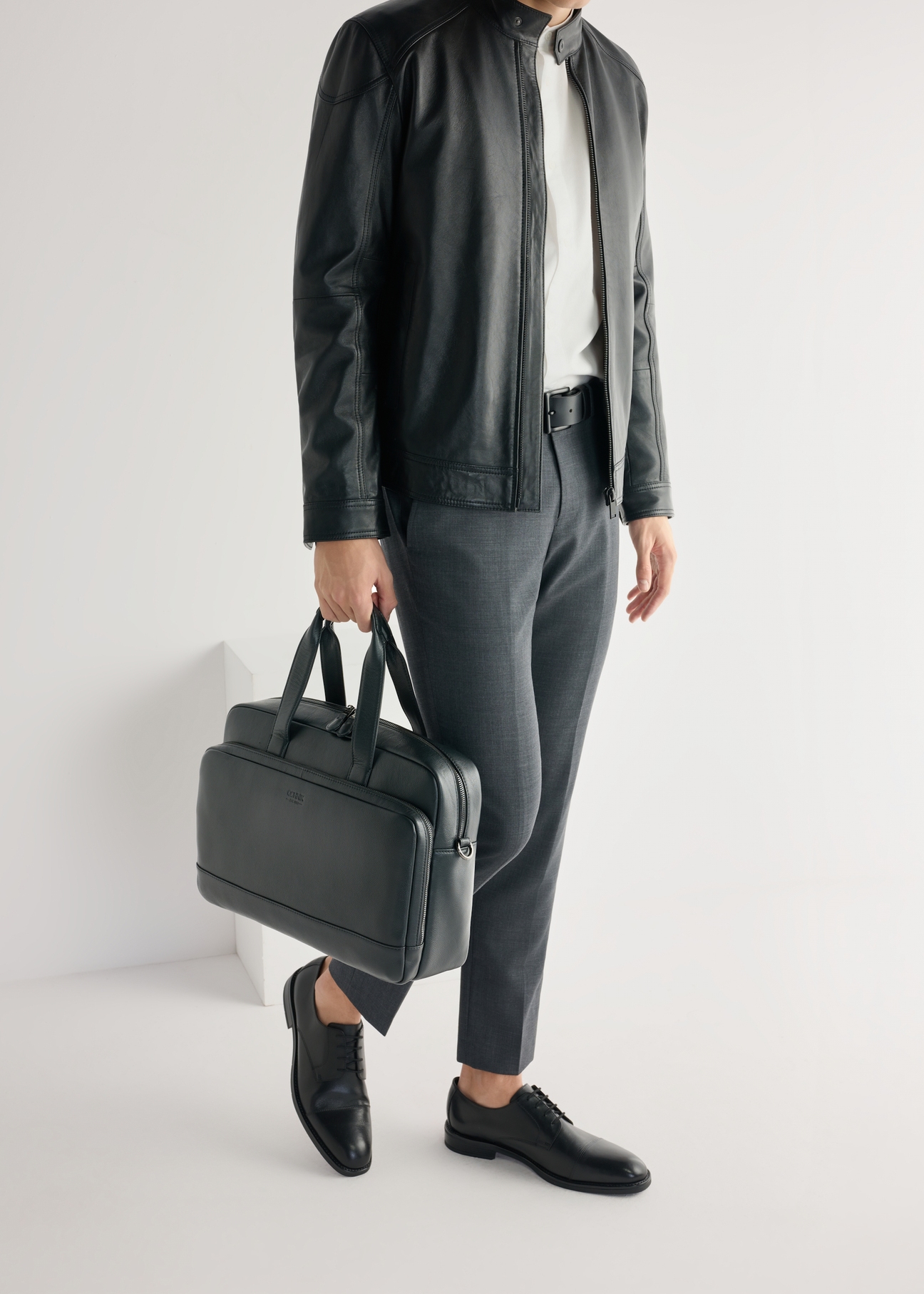 Чоловіче чорне шкіряне взуття BUTYM-0500-99(W25), вигляд виробу збоку на ногах моделі.