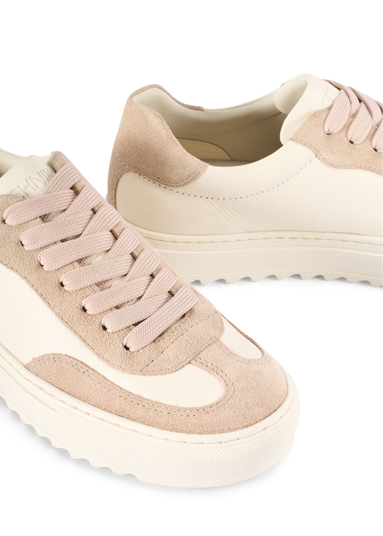 Жіночі шкіряні кросівки кремового кольору BUTYD-1260-0B(W26), крупний план деталі виробу на білому фоні.