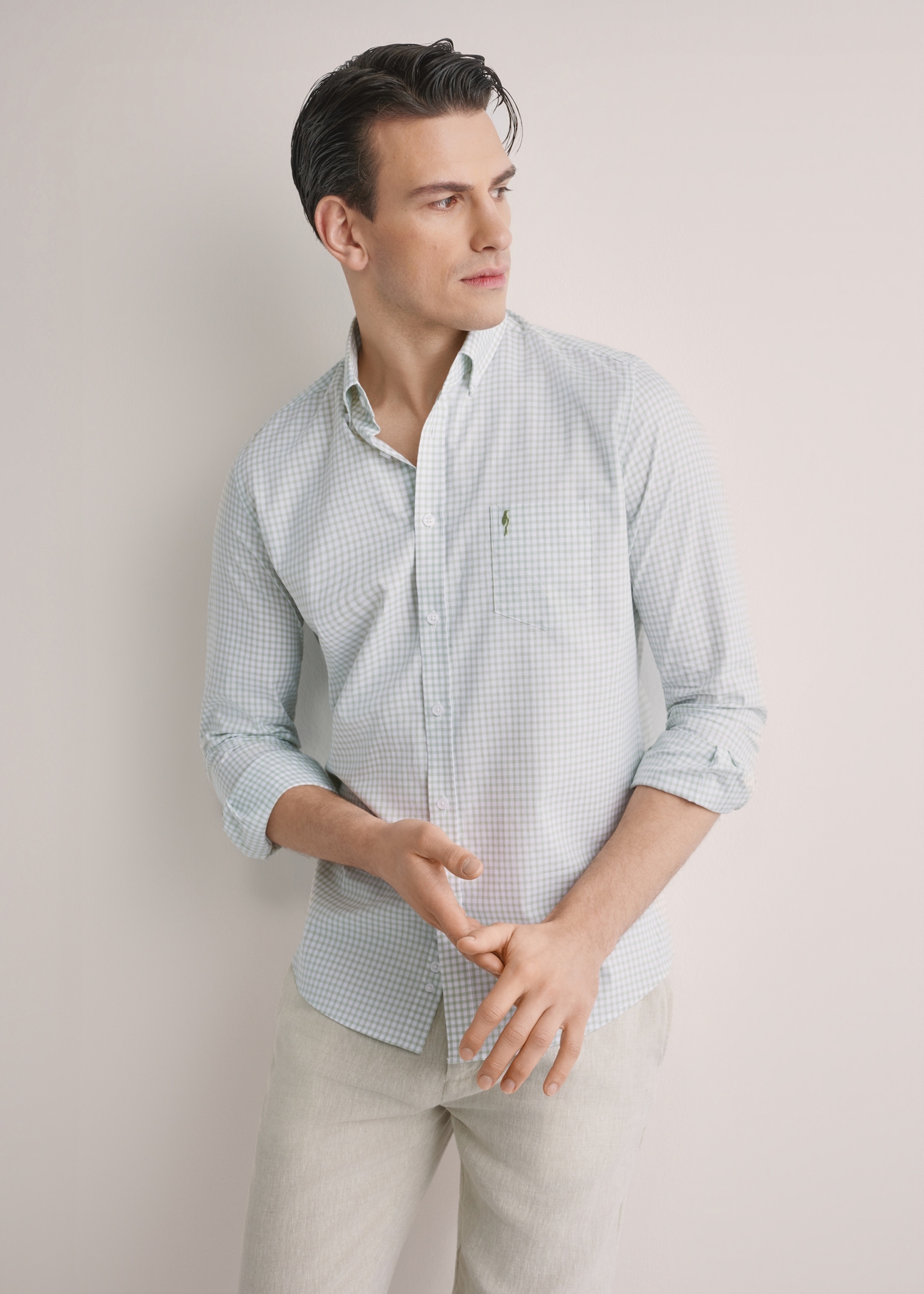 Чоловіча бавовняна сорочка в клітинку KOSMT-0277-8F(W26), вигляд виробу спереду на моделі. Видно половину силуету.