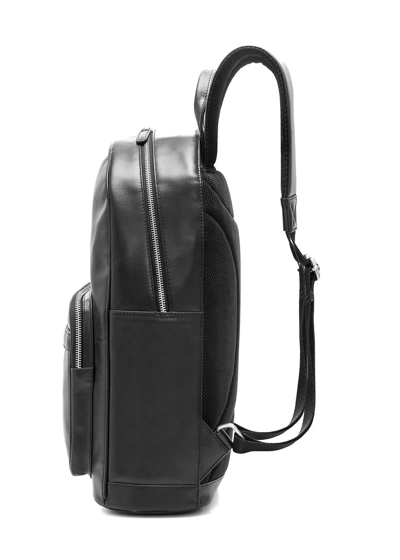 Чоловічий чорний шкіряний рюкзак TORMS-0472-99(Z25), вигляд виробу збоку на білому фоні.