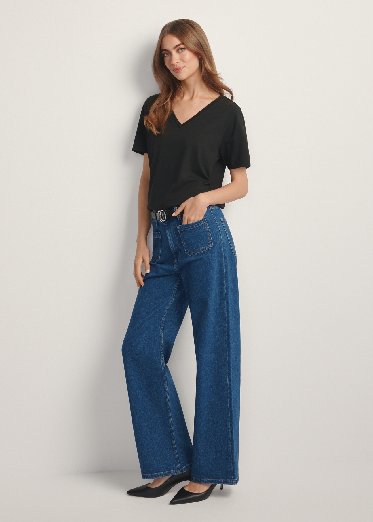 Жіночі сині джинсові штани JEADT-0014-7H(W26), вигляд виробу спереду на моделі. Видно все тіло.