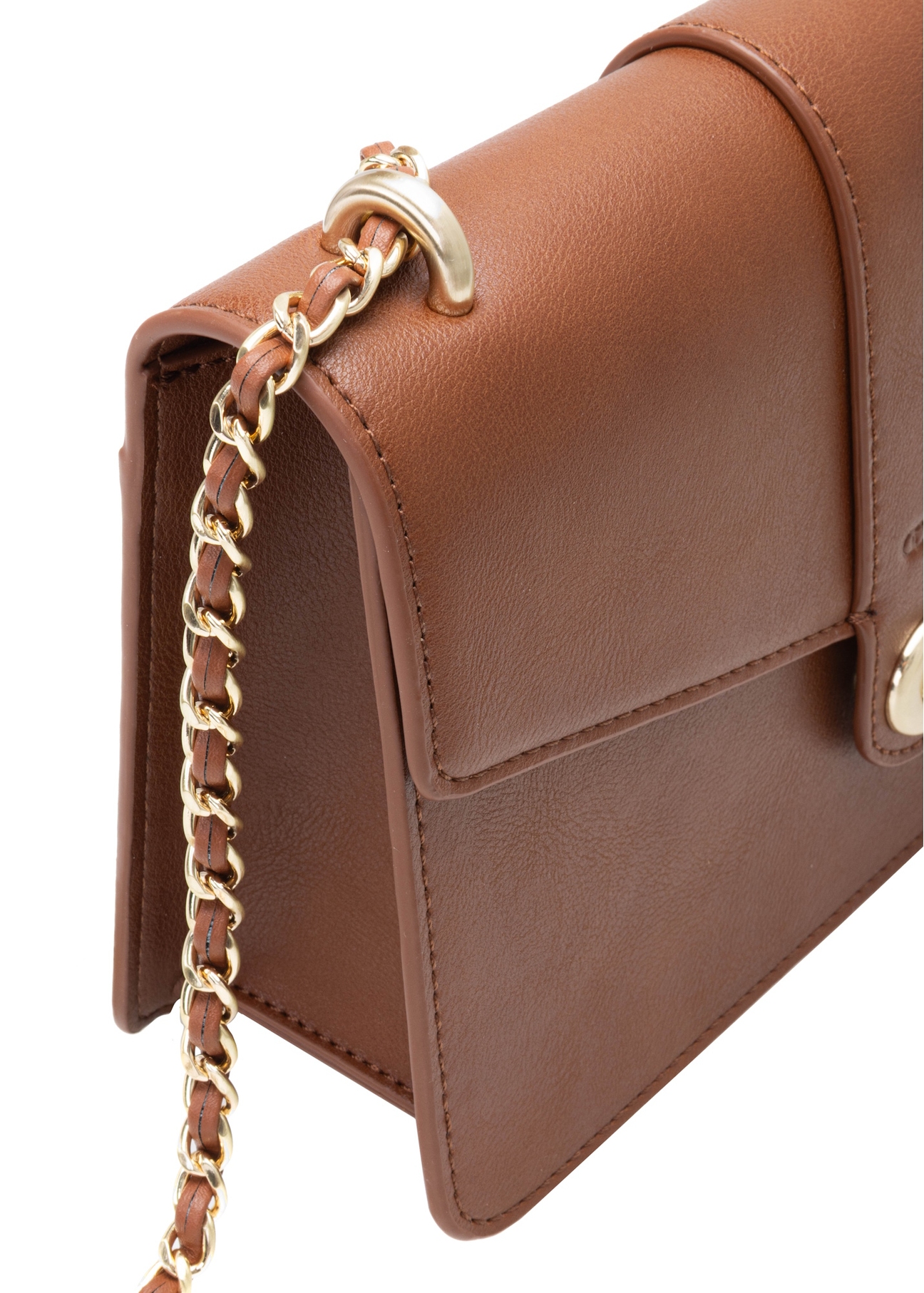 Коричнева жіноча сумка-месенджер TOREC-1137-1F(W26), крупний план деталі виробу на білому фоні.