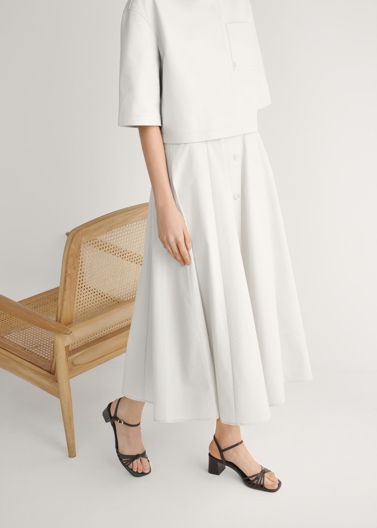 Темно-коричневі шкіряні босоніжки на блочному каблуці BUTYD-1234-1IW26), вигляд виробу збоку на ногах моделі.