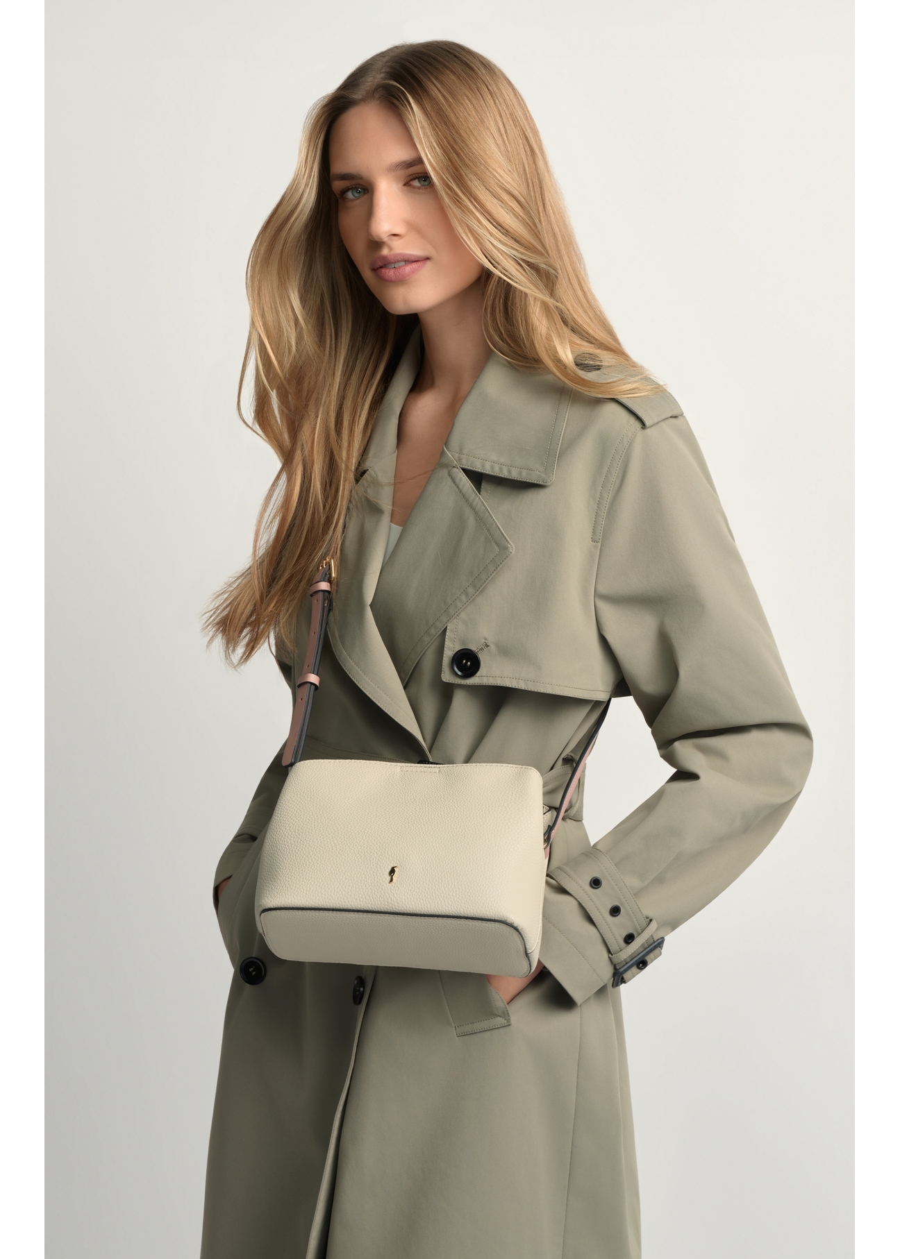 Кремова маленька жіноча сумочка TOREC-0768-0P(W26), вигляд виробу на плечі моделі. Видно половину силуету.