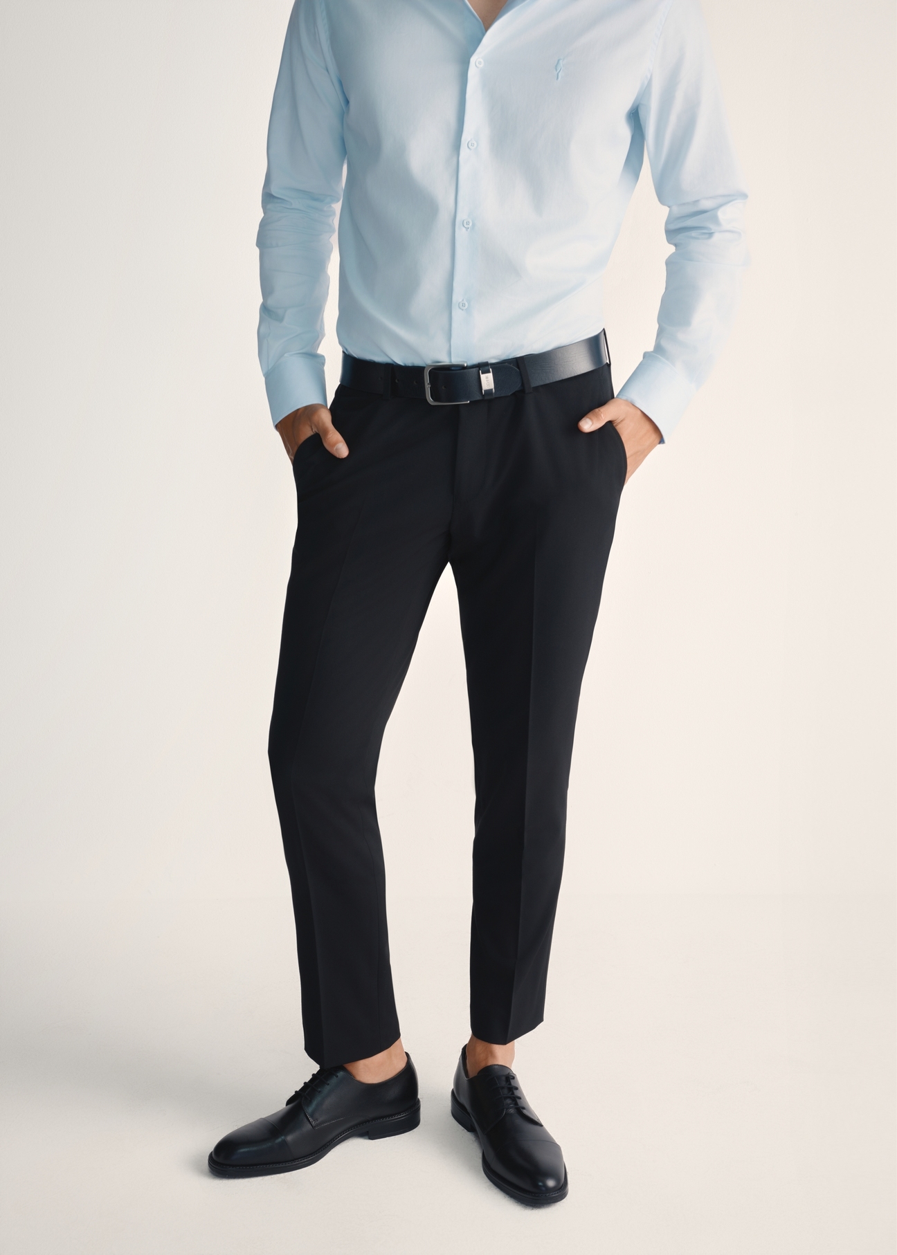 Чорне чоловіче шкіряне взуття BUTYM-0512-99(Z25), вигляд виробу спереду на ногах моделі на світлому фоні.