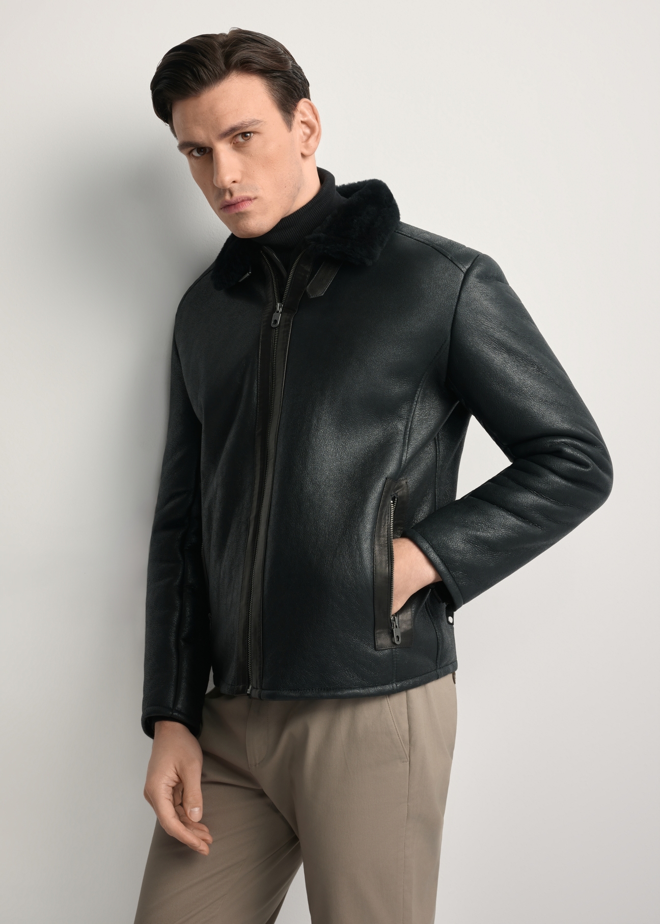 Чоловіча дублянка KOZMS-0001-1161(Z25), вигляд виробу спереду на моделі. Видно половину силуету.