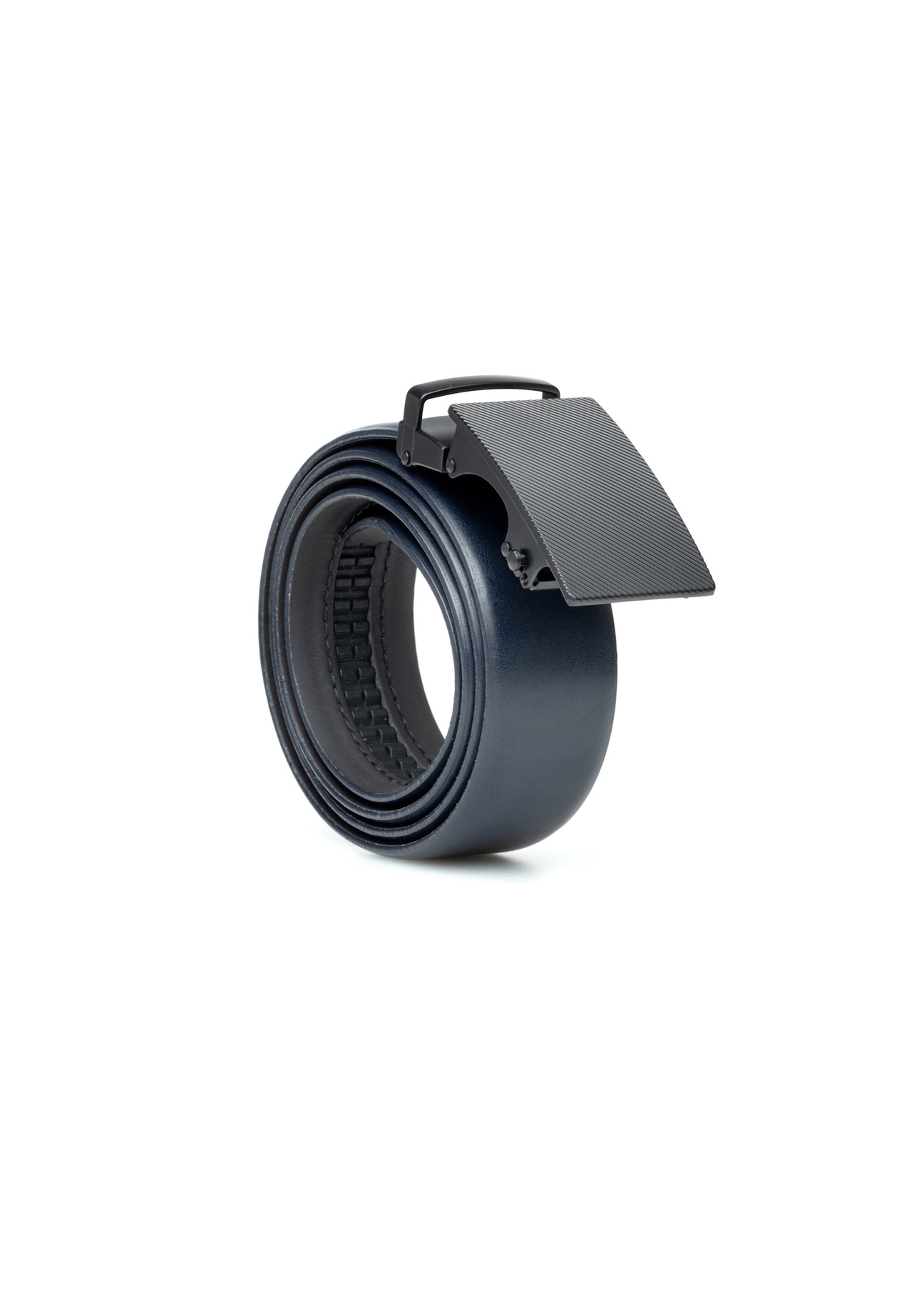 Чоловічий темно-синій шкіряний ремінь PASMS-0269-7E(W26), діагональний вигляд виробу на білому тлі.