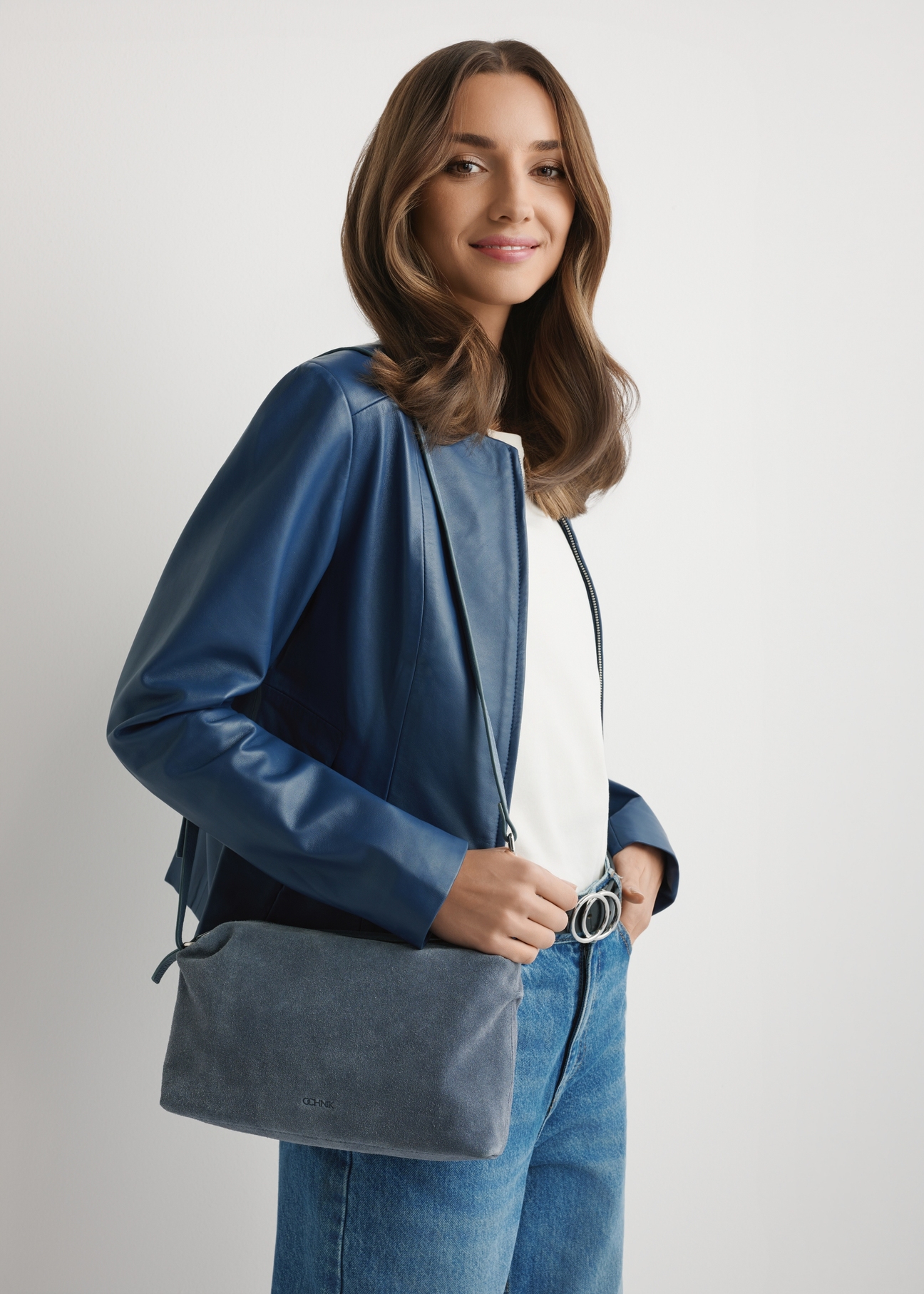 Темно-синя замшева жіноча сумка TORES-1249-7C(W26), вигляд виробу на плечі моделі. Видно половину силуету.