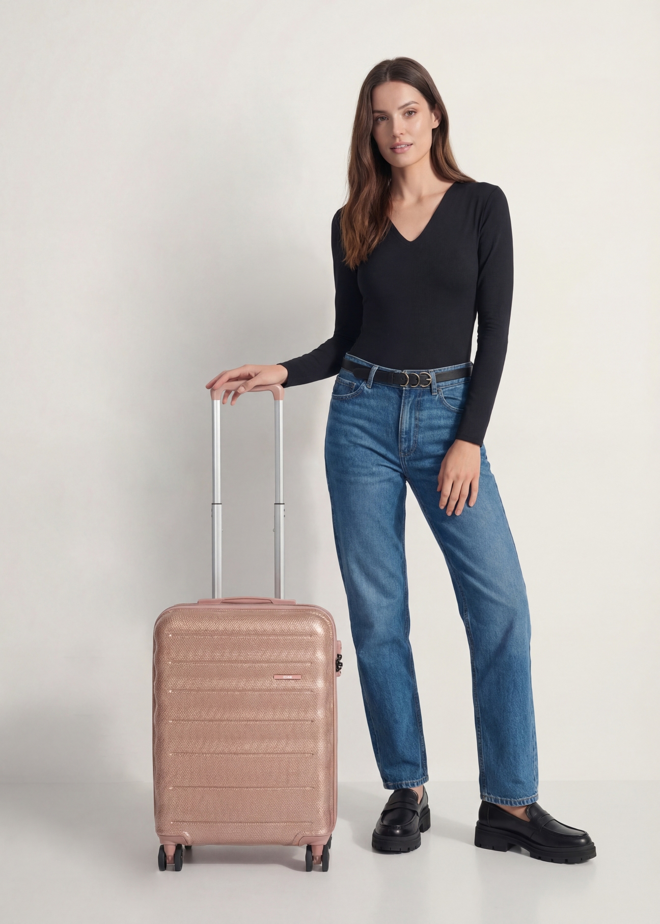 Маленька валіза на колесах WALPC-0015-5B-19(W26), вигляд виробу спереду поруч із силуетом моделі.