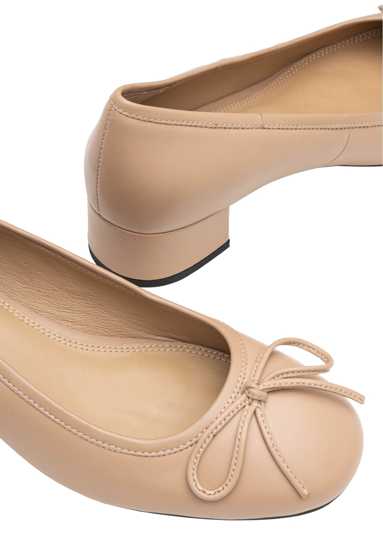 Бежеві шкіряні жіночі туфлі-човники BUTYD-1239-1B(W26), крупний план деталі виробу на білому фоні.