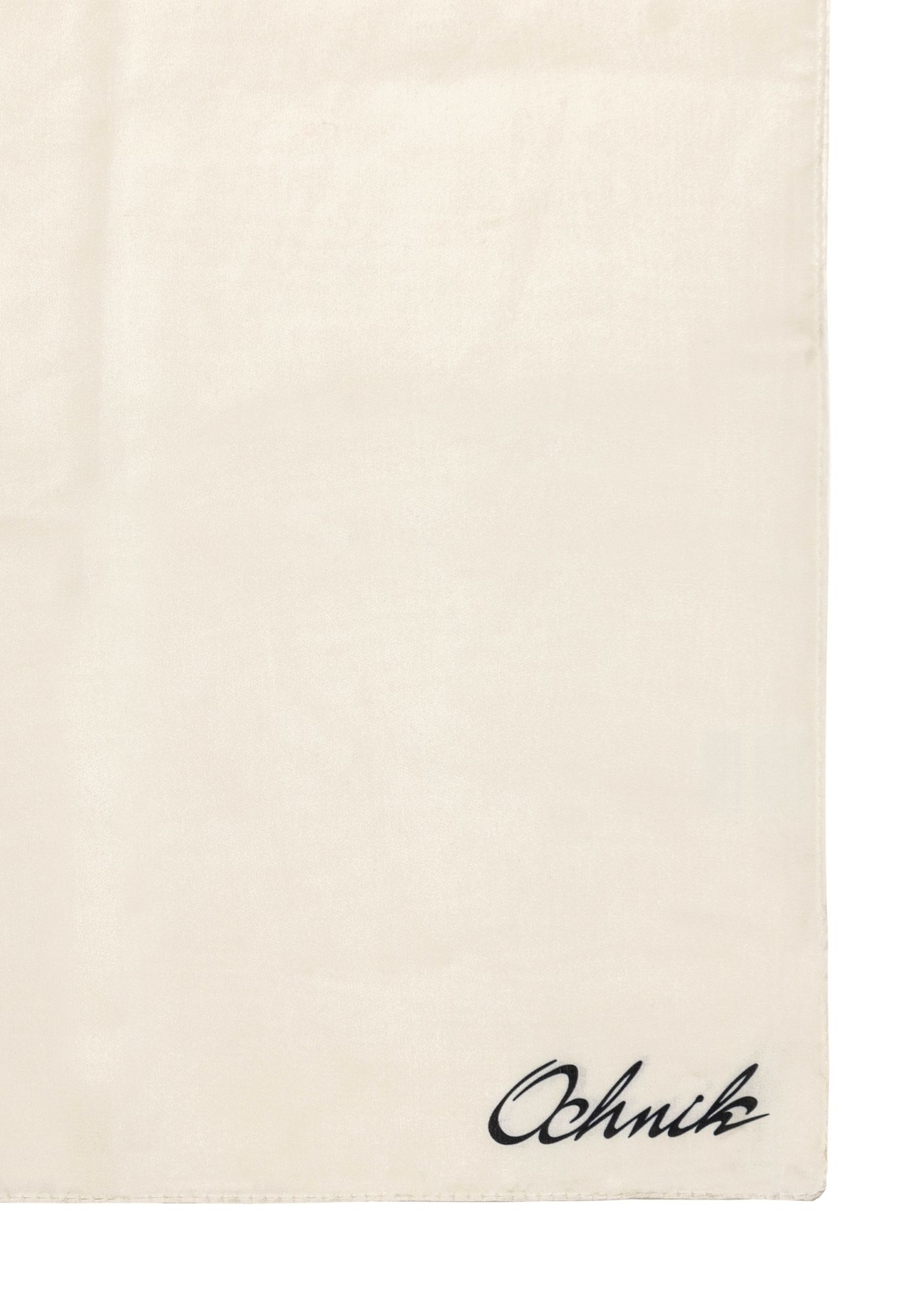 Білий жіночий шарф з логотипом SZADT-0189-0B(W26), крупний план деталі виробу на білому фоні.