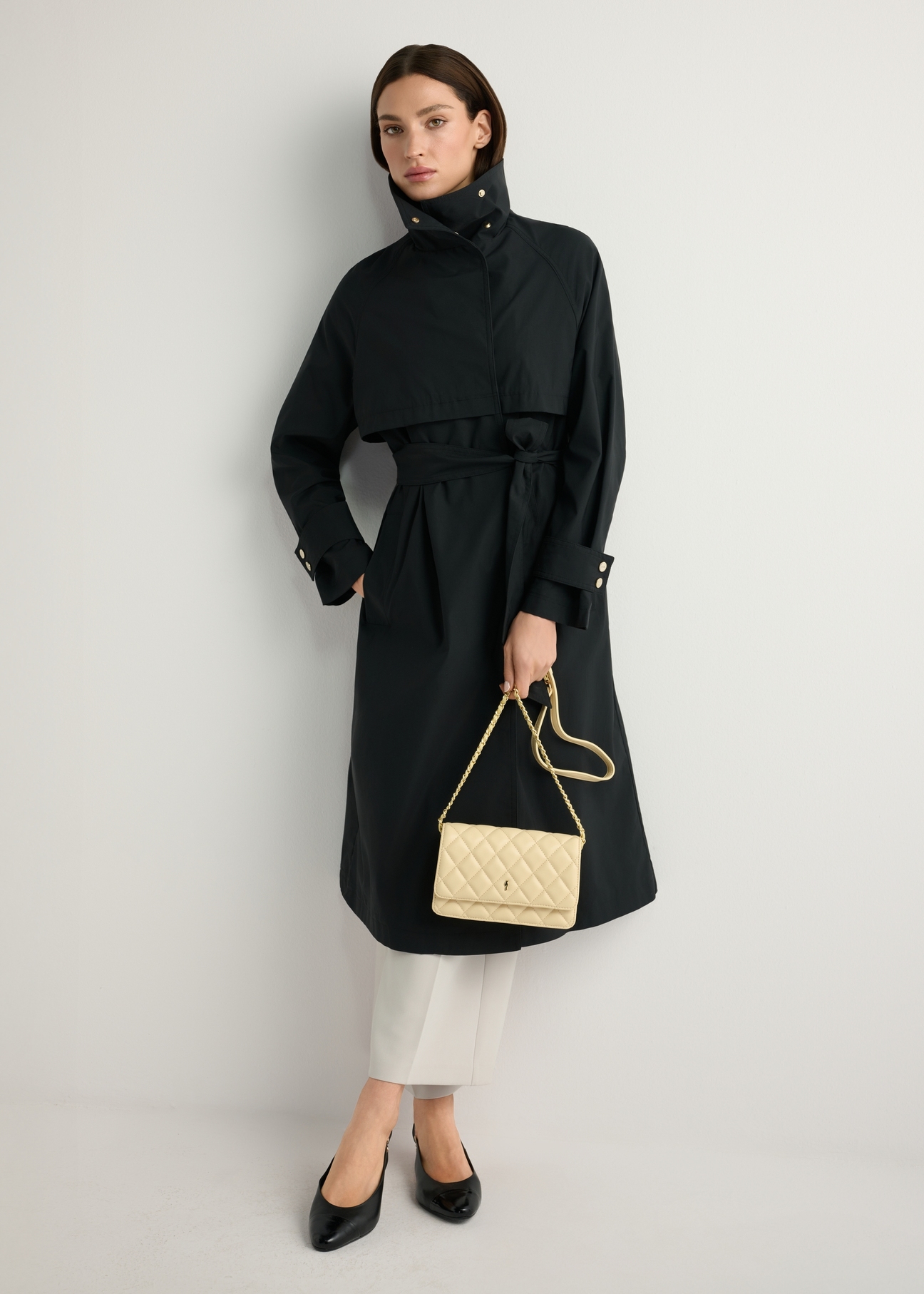 Жовта маленька стьобана жіноча сумочка TOREC-1033-2A(W26), вигляд виробу в руці моделі. Видно повністю.