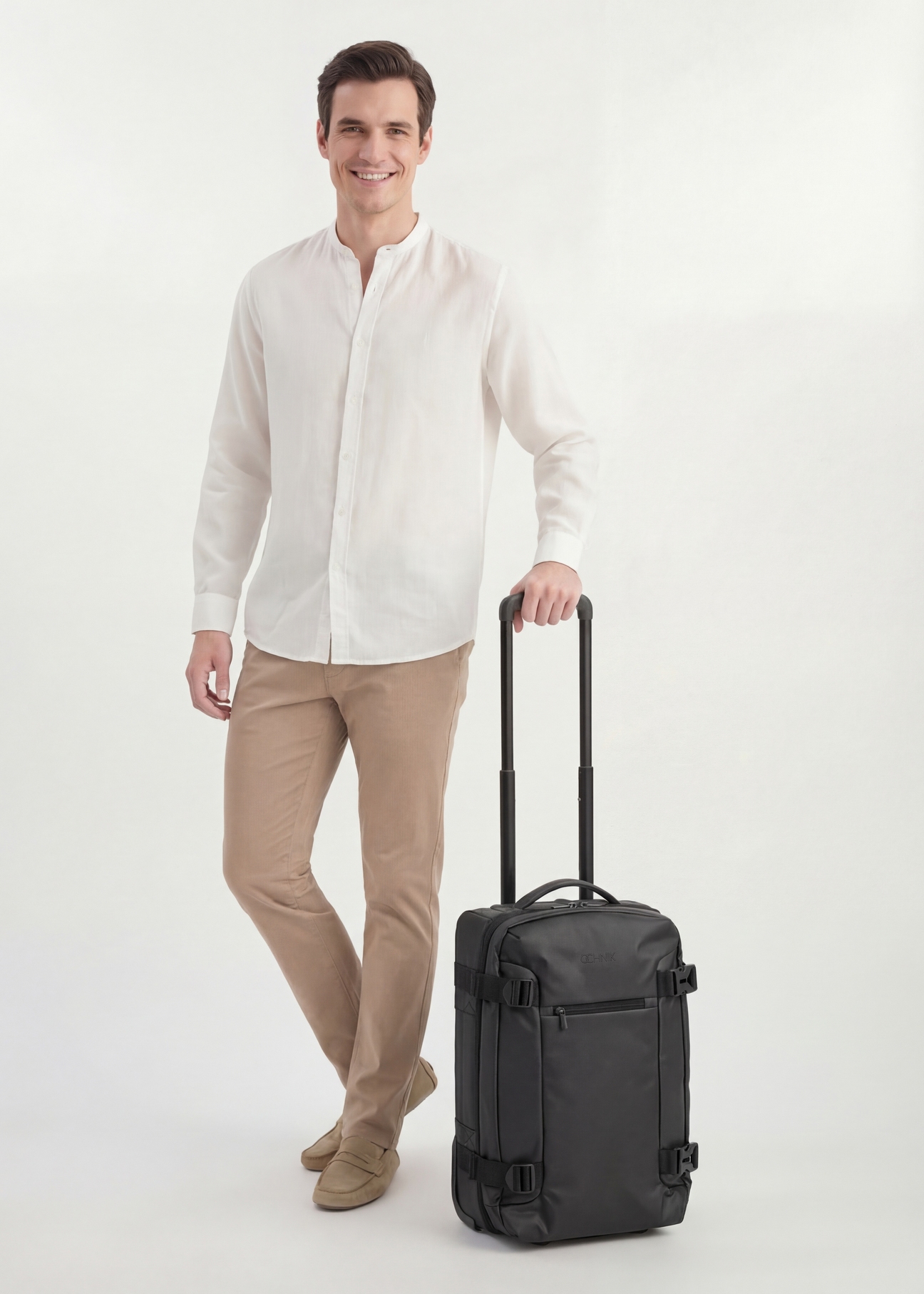 Маленька валіза на колесах WALNY-0047-99-19(W26), діагональний вигляд виробу поруч із силуетом моделі.