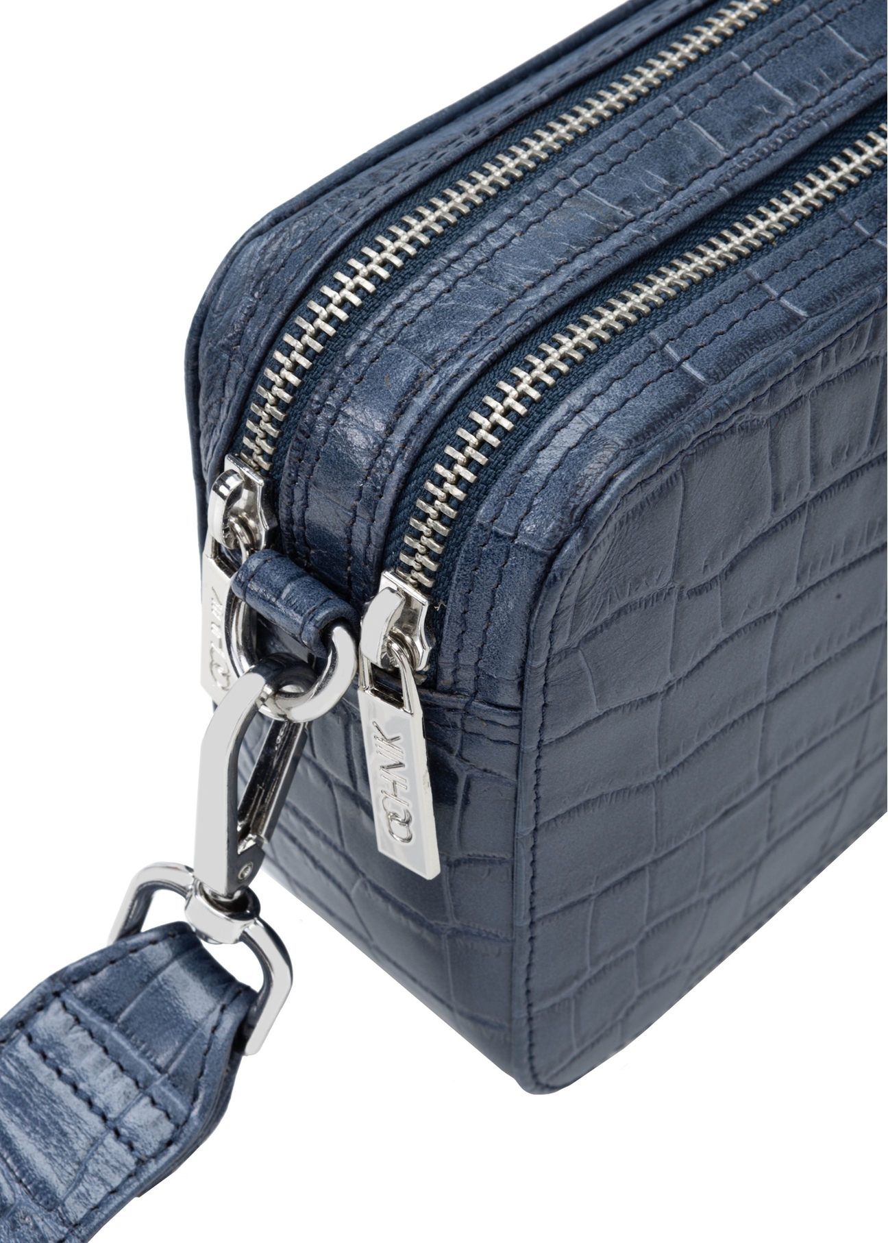 Маленька темно-синя шкіряна сумочка під крокодила TORES-1231-7D(W26), крупний план деталі виробу на білому фоні.